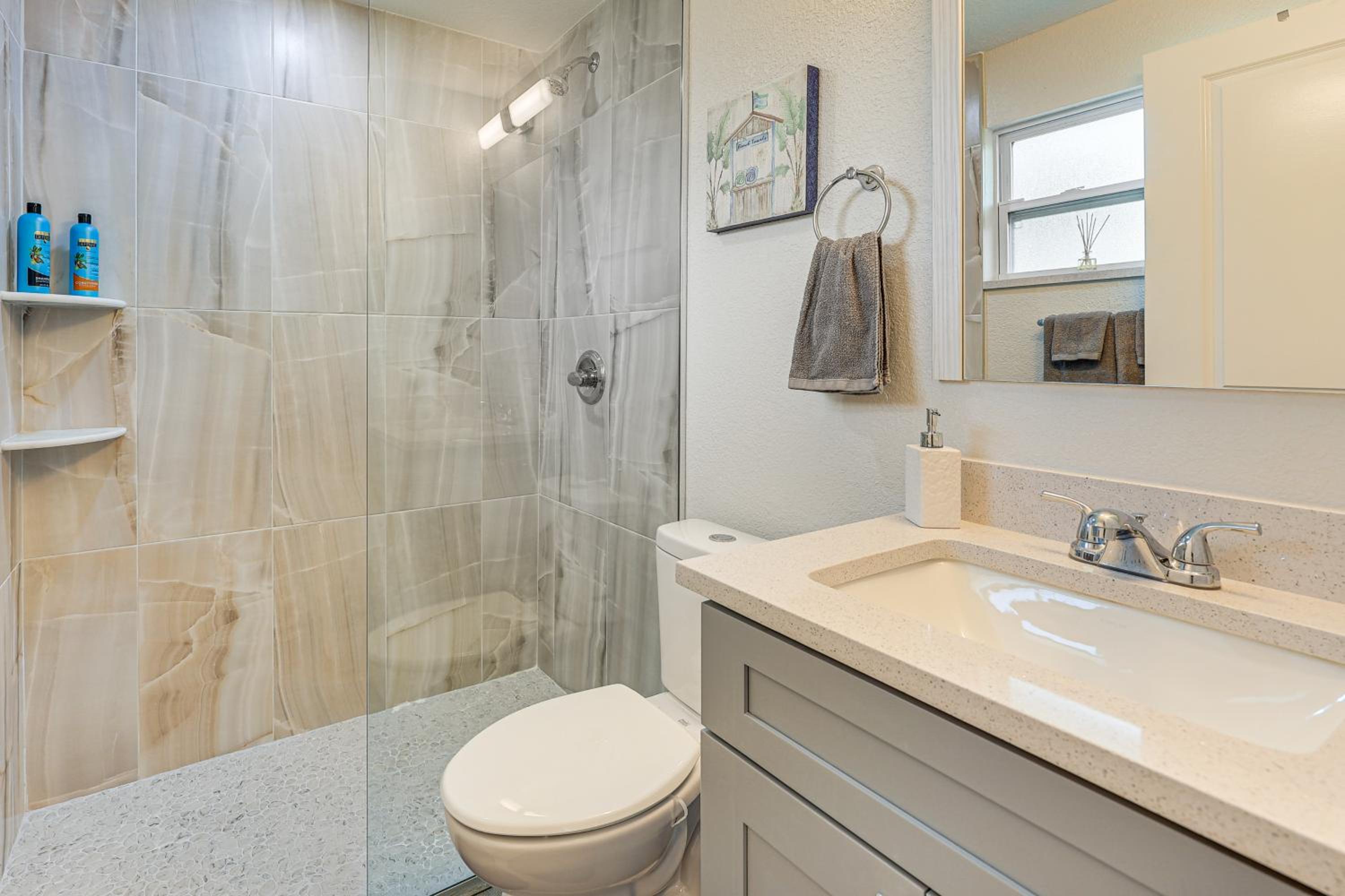 Golf, Boat and Beach-Hop Quiet Port Charlotte Home