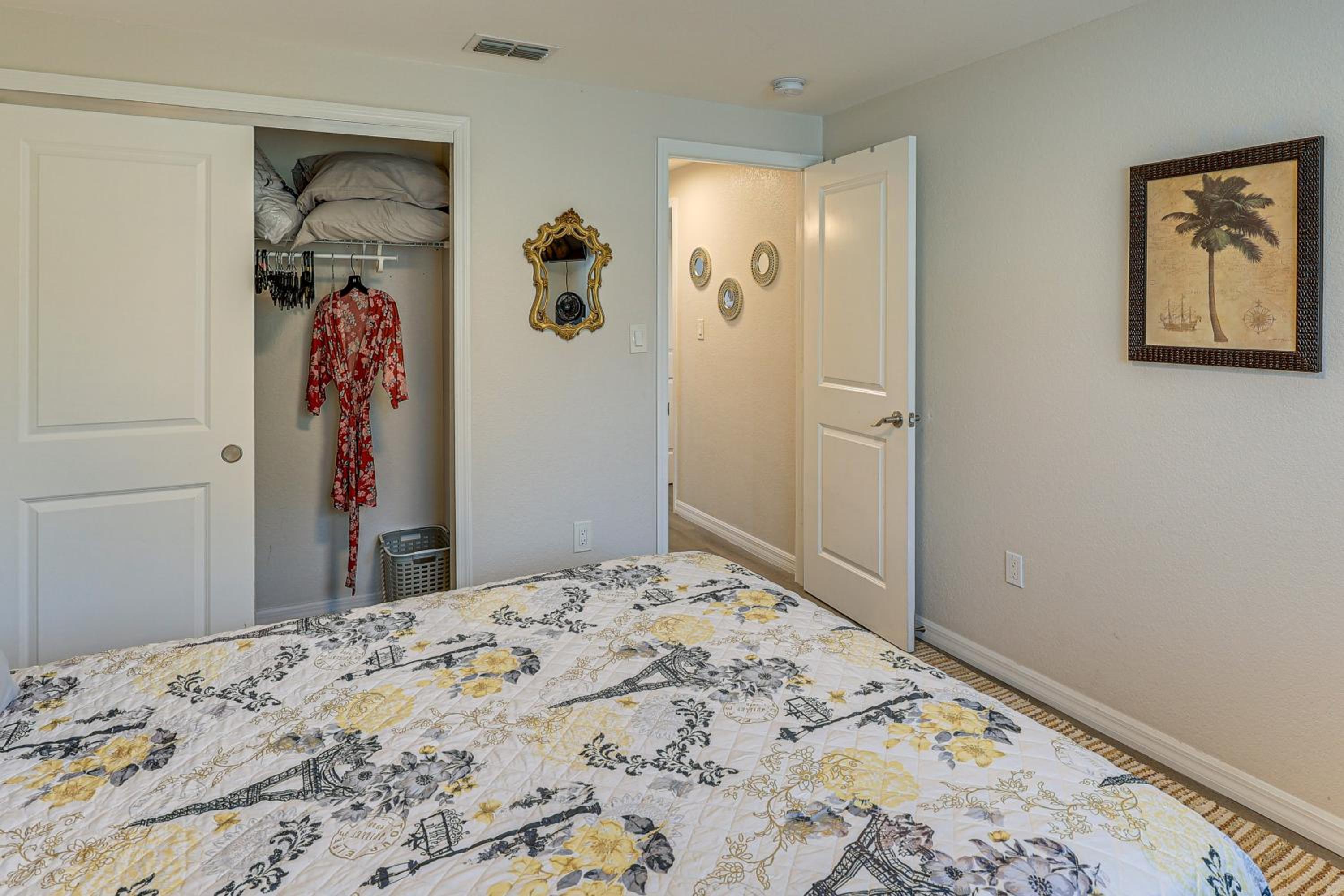 Golf, Boat and Beach-Hop Quiet Port Charlotte Home