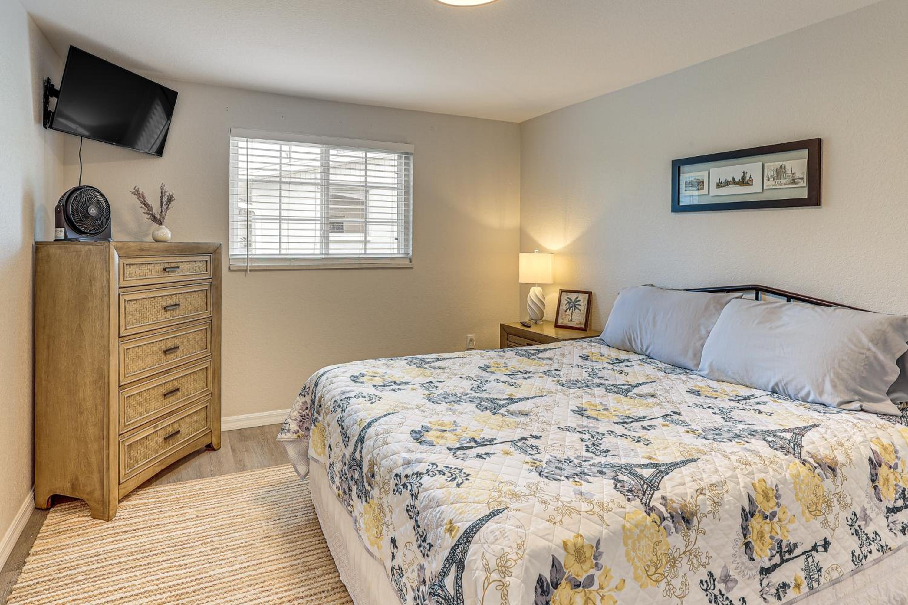 Golf, Boat and Beach-Hop Quiet Port Charlotte Home