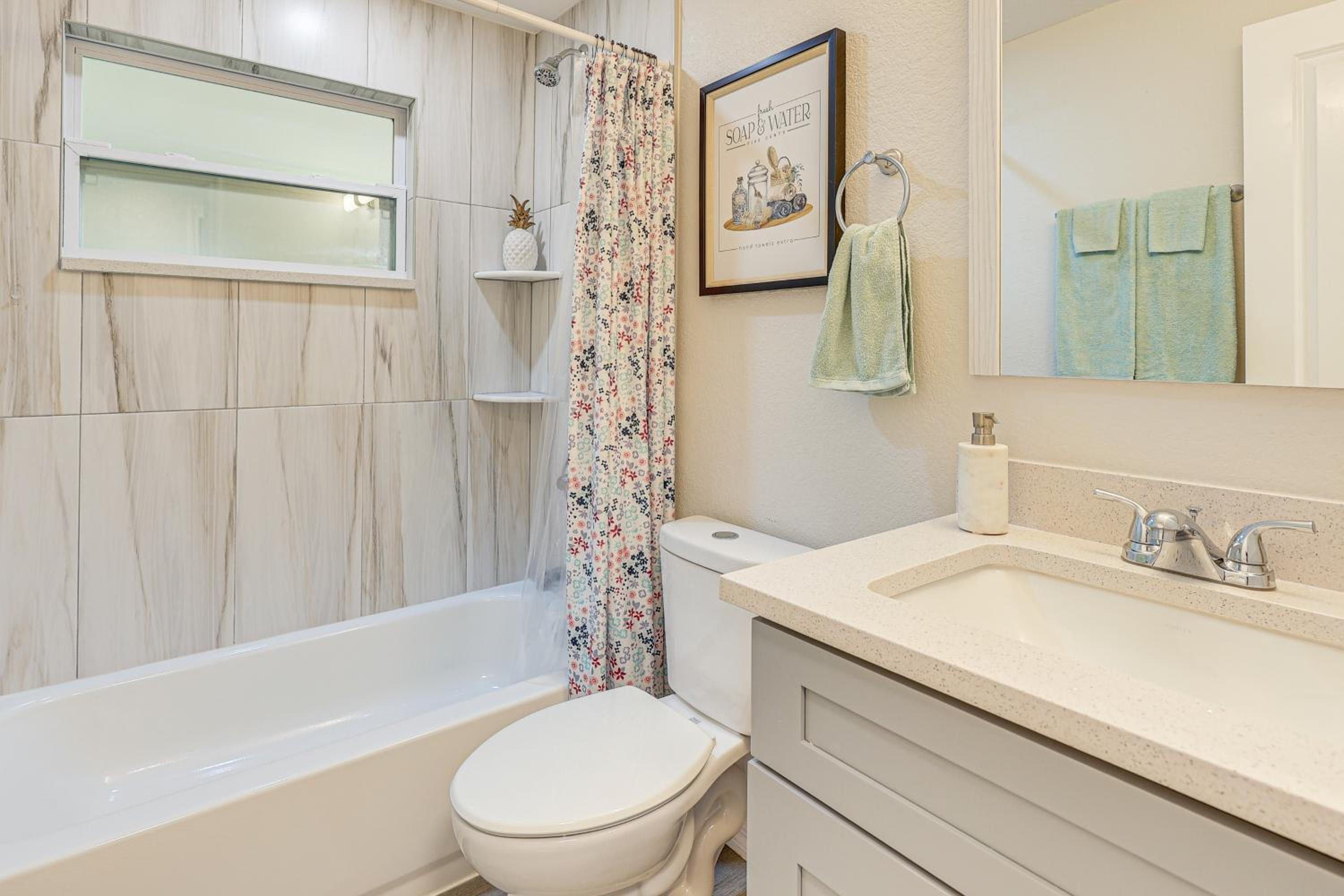 Golf, Boat and Beach-Hop Quiet Port Charlotte Home