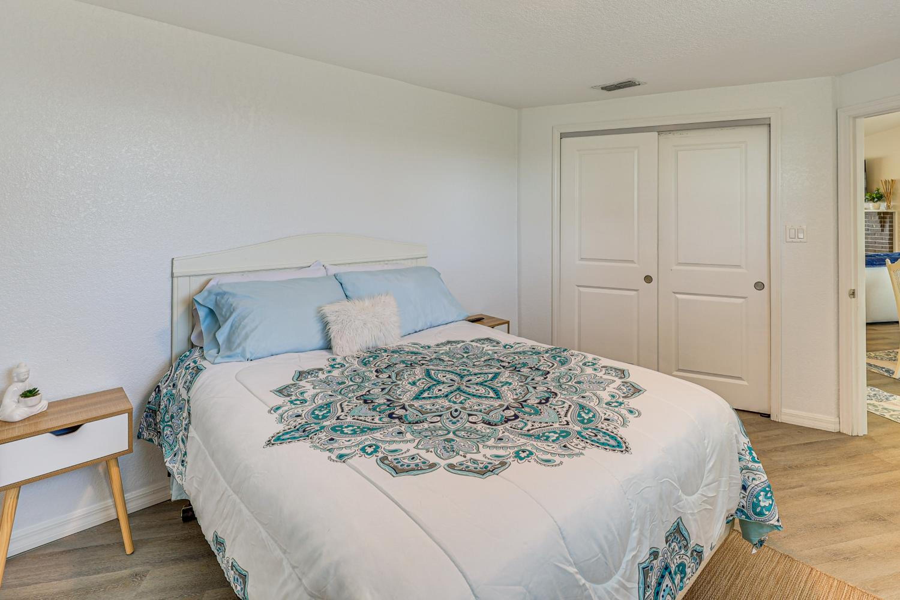 Golf, Boat and Beach-Hop Quiet Port Charlotte Home