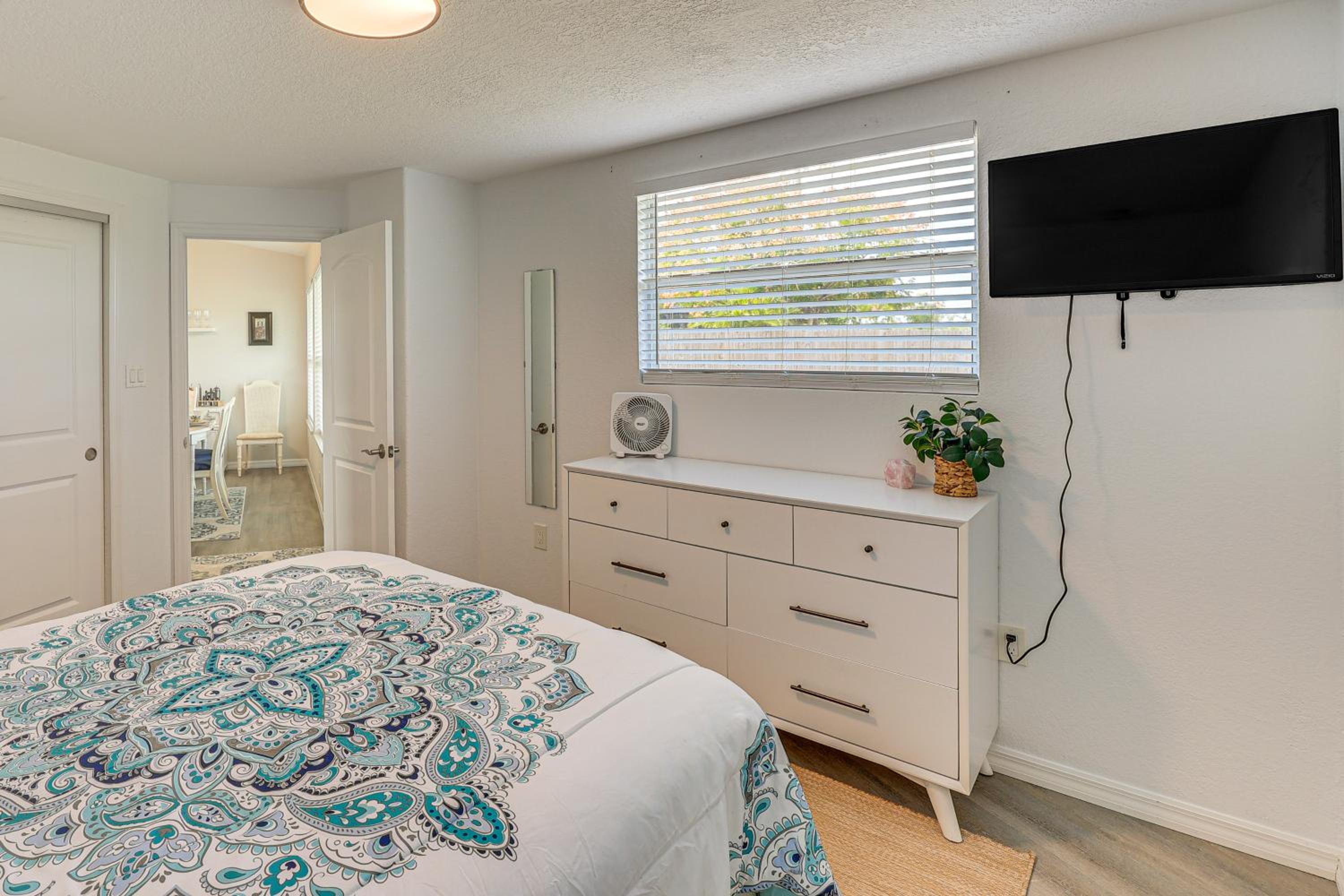 Golf, Boat and Beach-Hop Quiet Port Charlotte Home