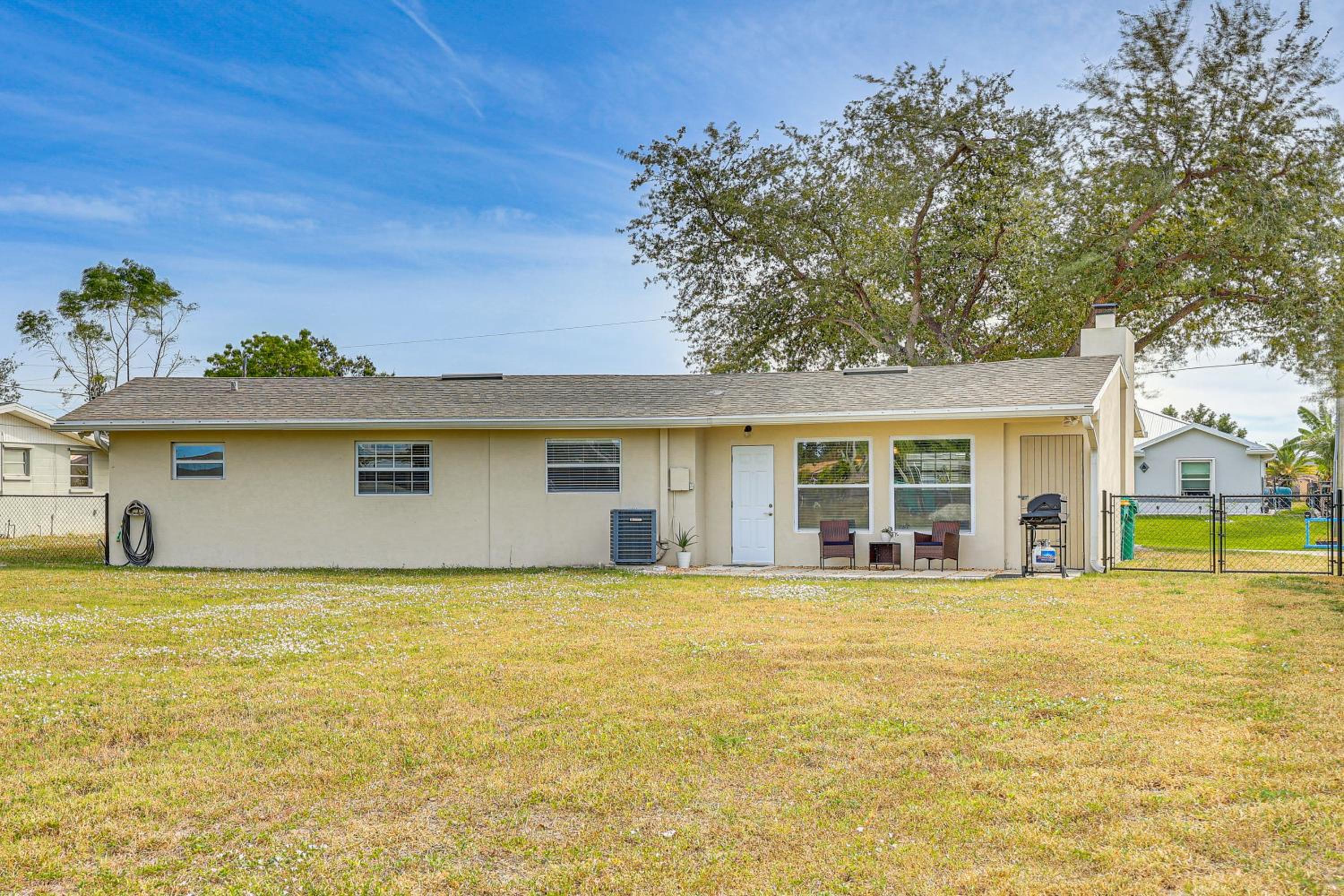 Golf, Boat and Beach-Hop Quiet Port Charlotte Home