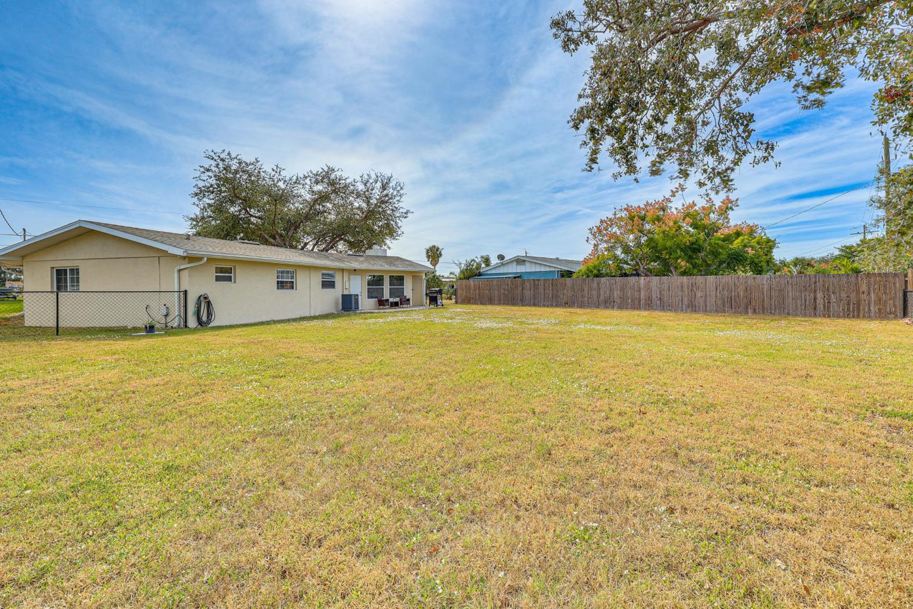 Golf, Boat and Beach-Hop Quiet Port Charlotte Home