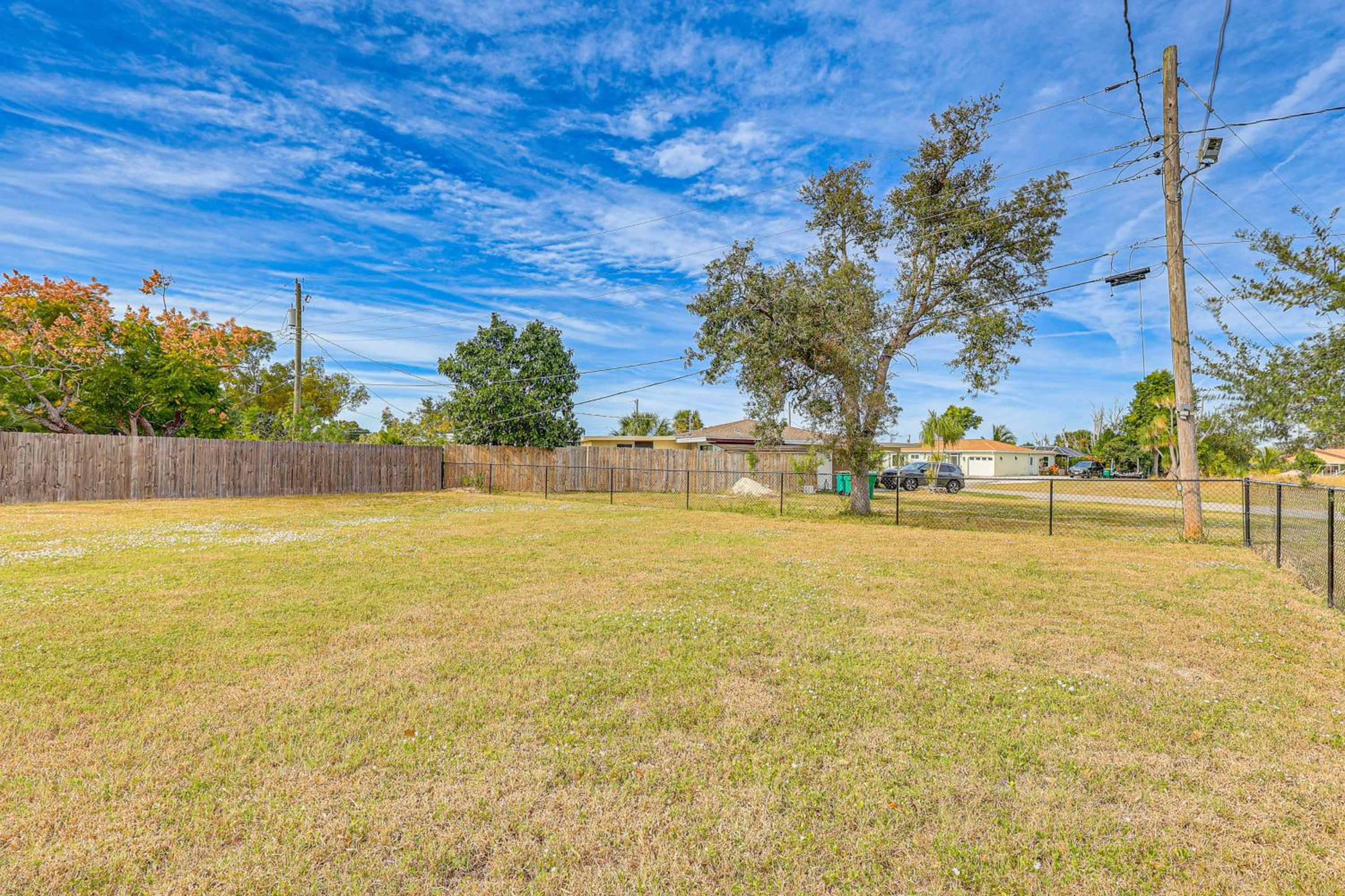 Golf, Boat and Beach-Hop Quiet Port Charlotte Home