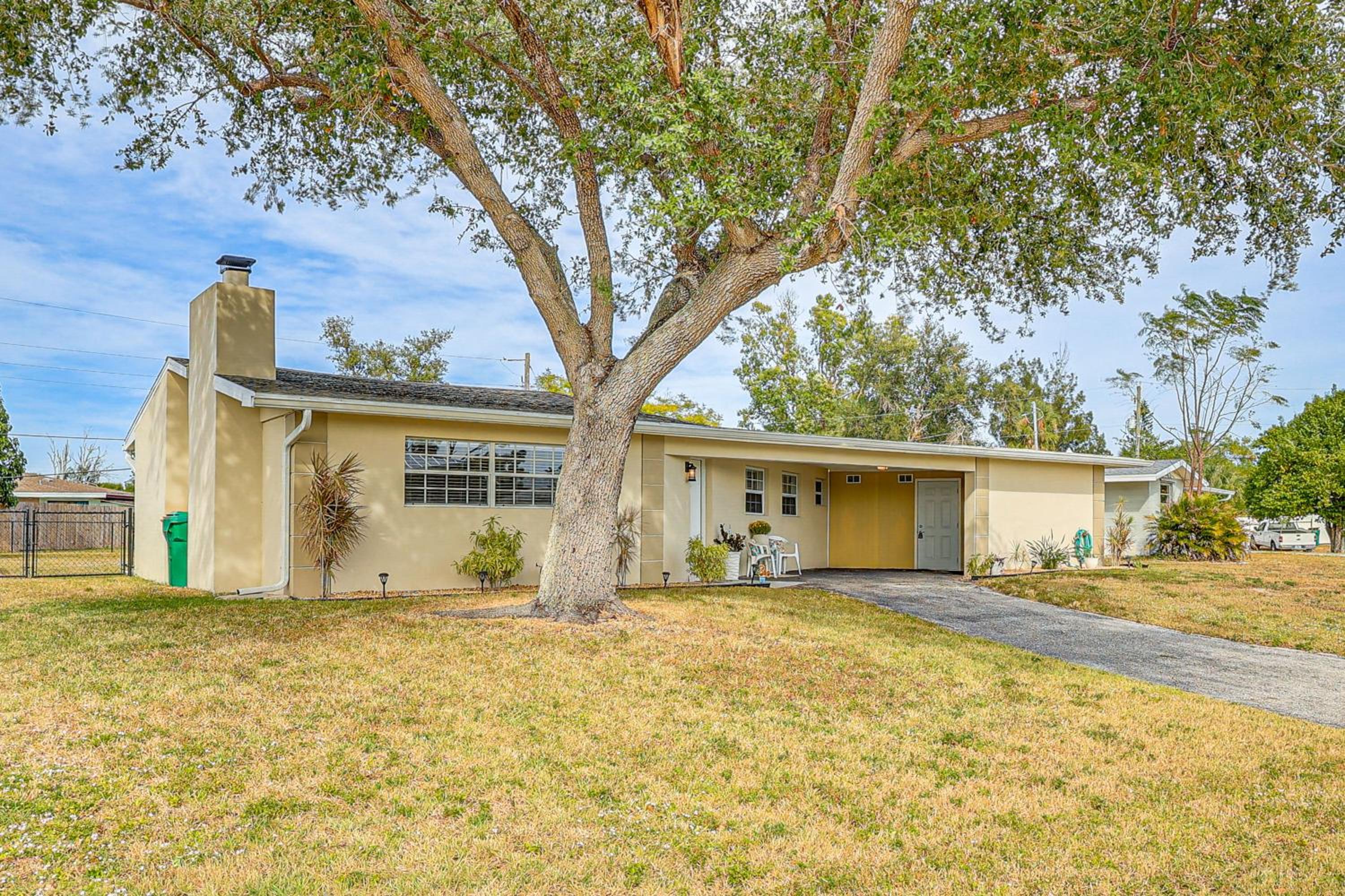 Golf, Boat and Beach-Hop Quiet Port Charlotte Home