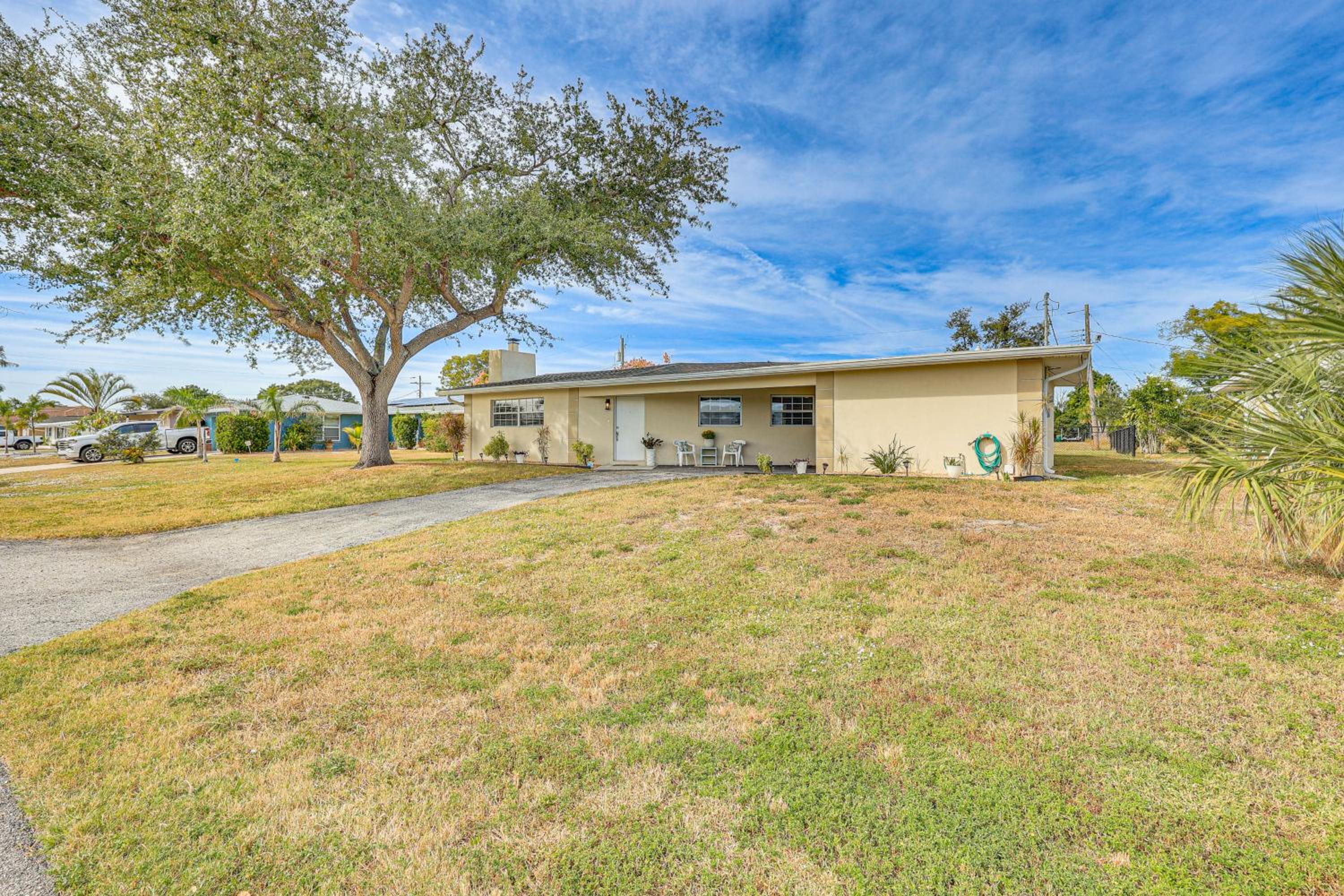 Golf, Boat and Beach-Hop Quiet Port Charlotte Home