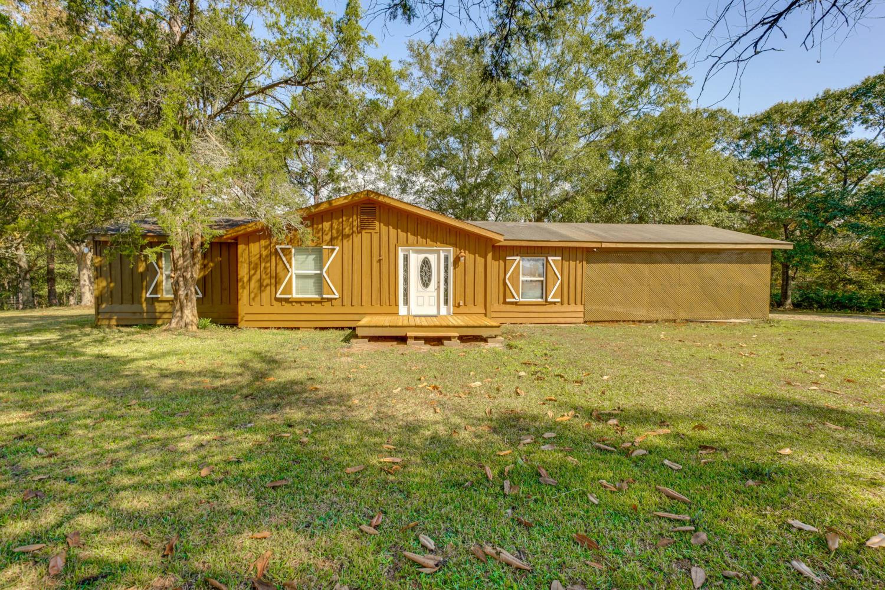 6 Mi to Main St Poplarville Cabin with Pasture View