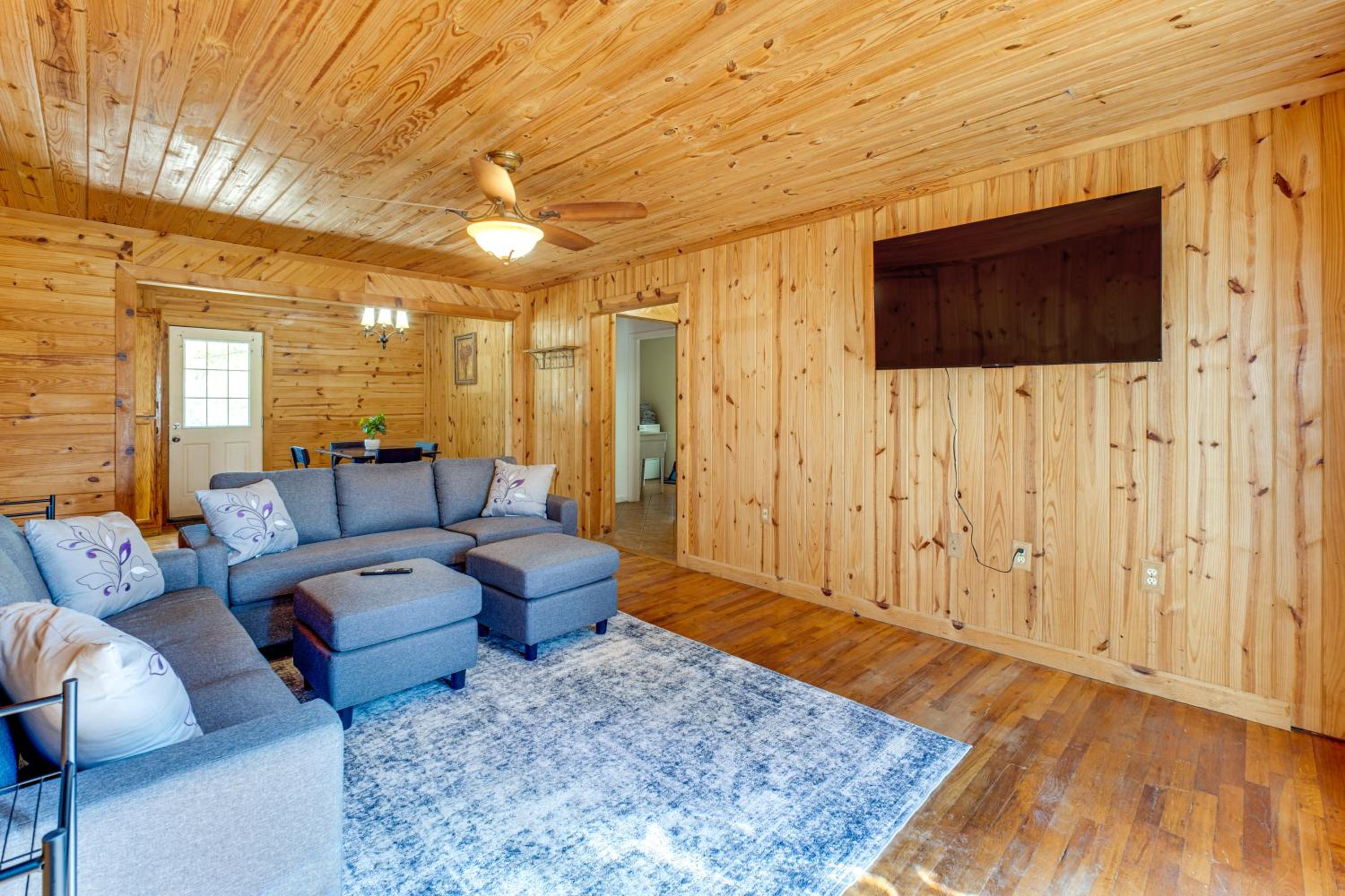 6 Mi to Main St Poplarville Cabin with Pasture View