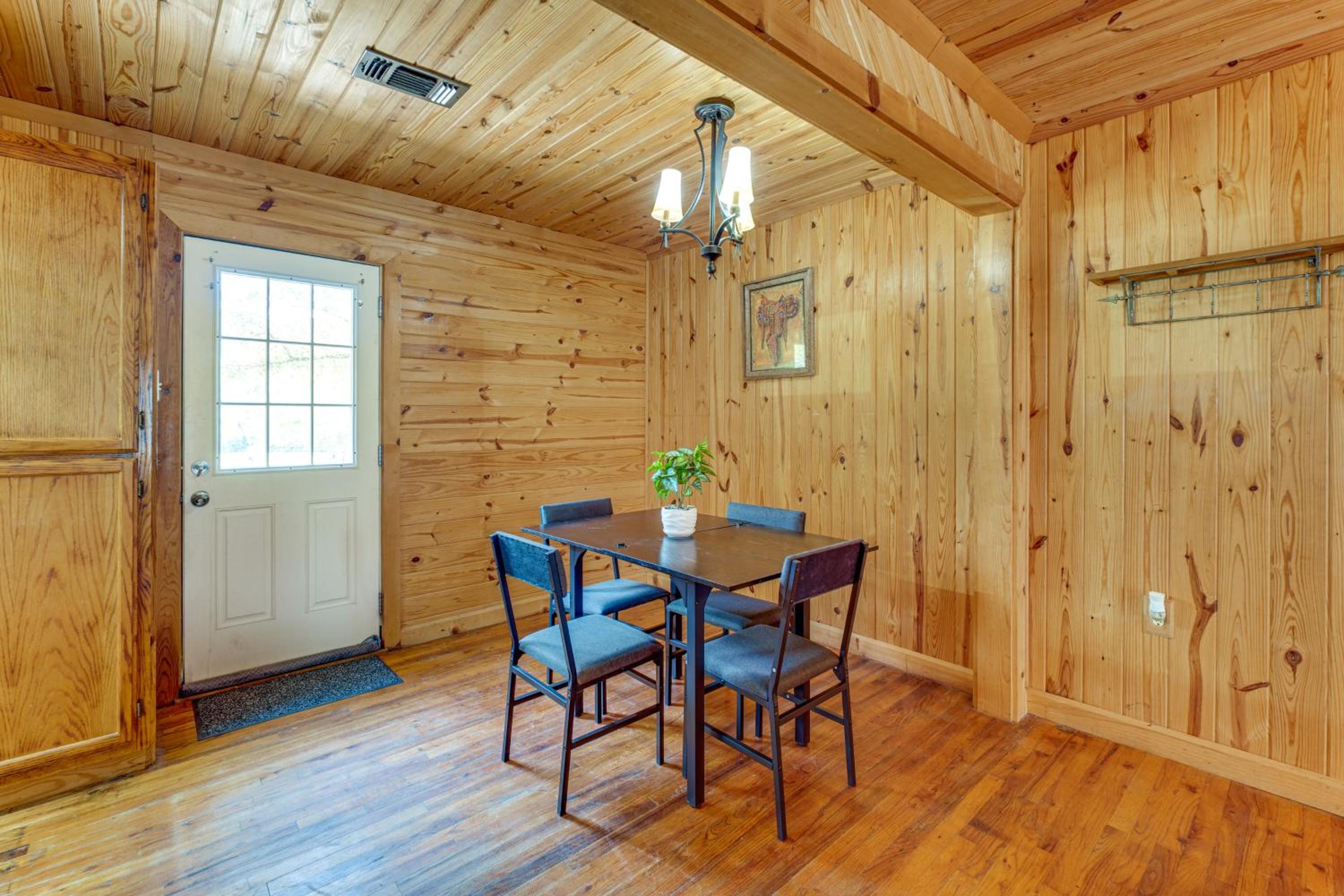 6 Mi to Main St Poplarville Cabin with Pasture View