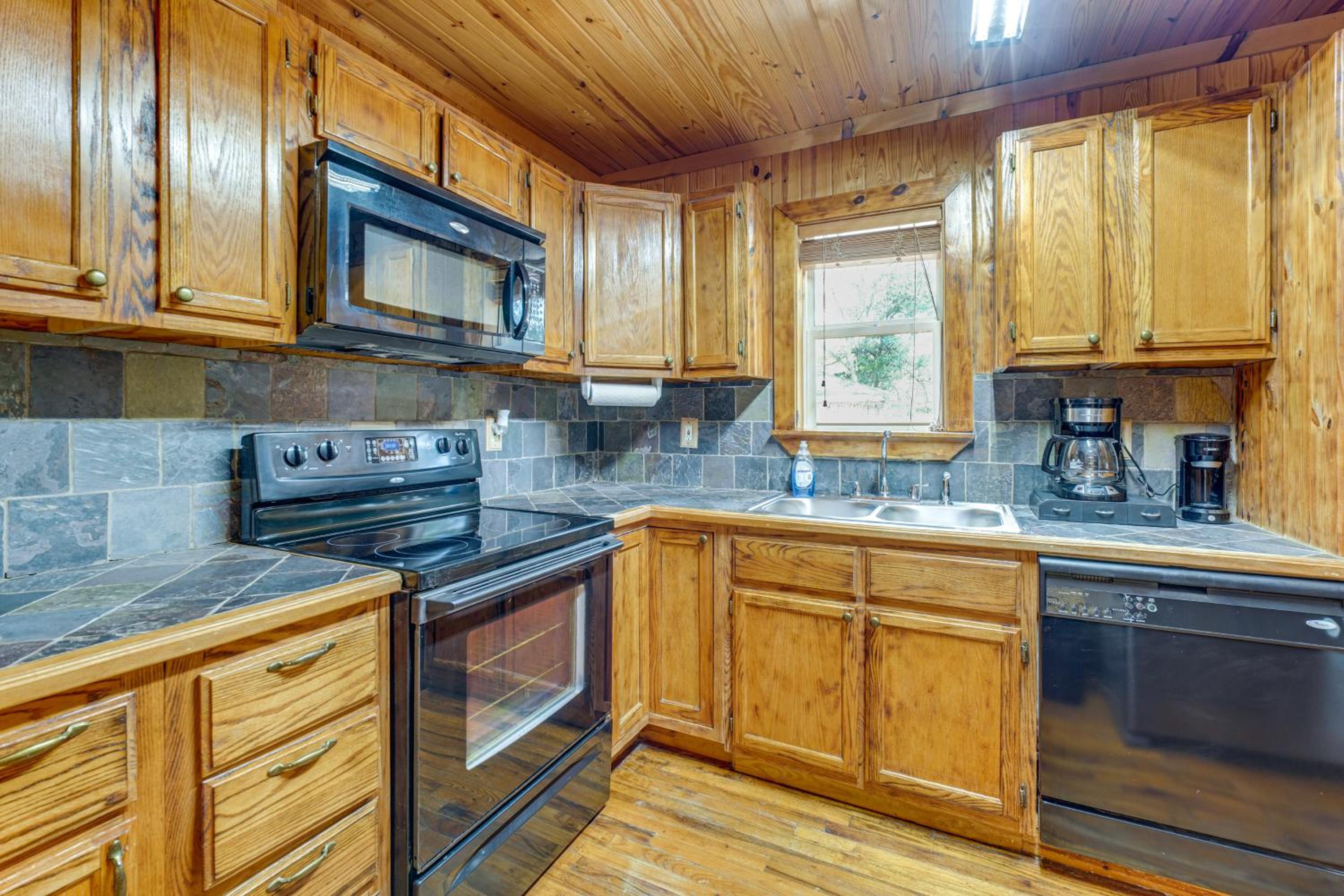 6 Mi to Main St Poplarville Cabin with Pasture View