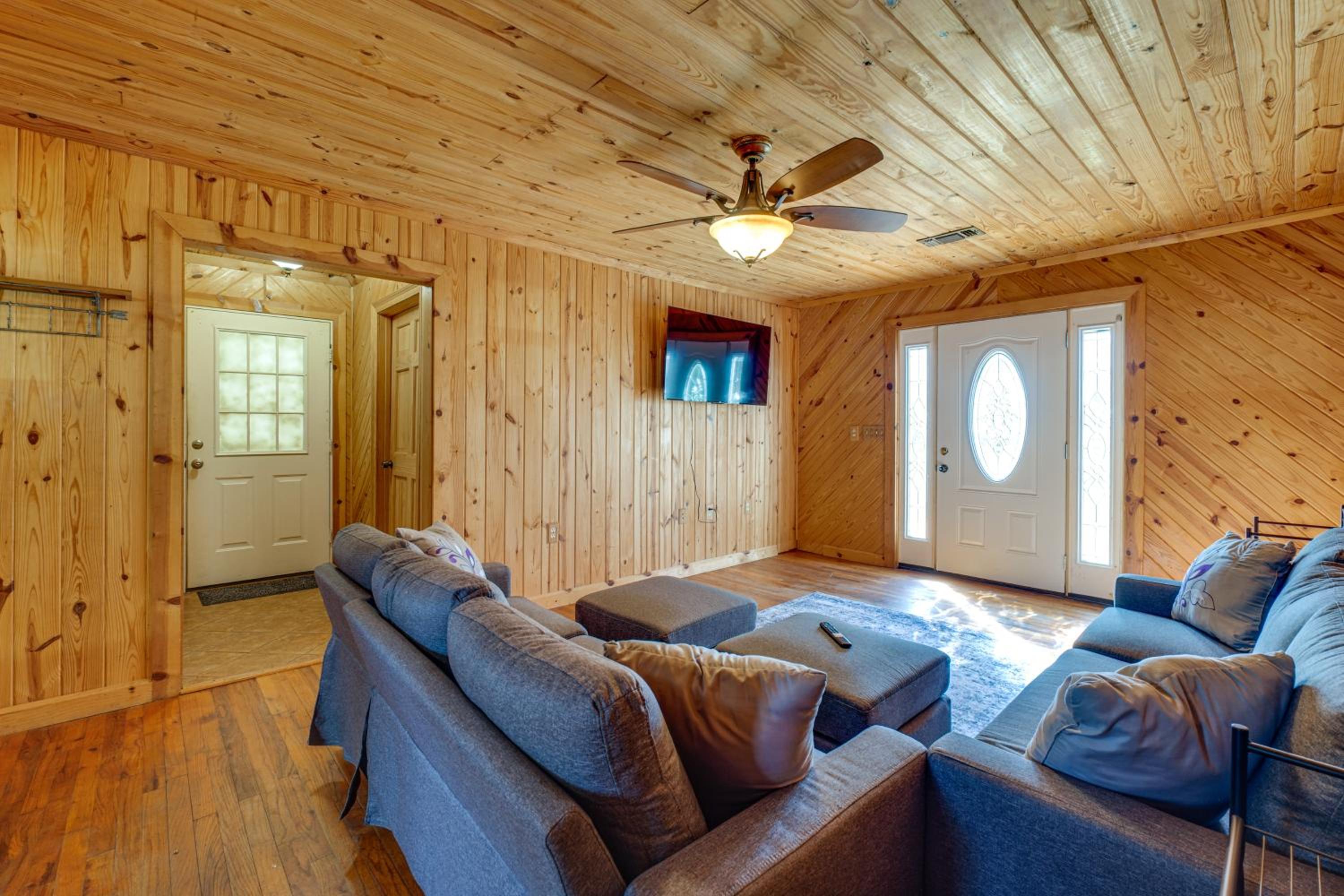 6 Mi to Main St Poplarville Cabin with Pasture View