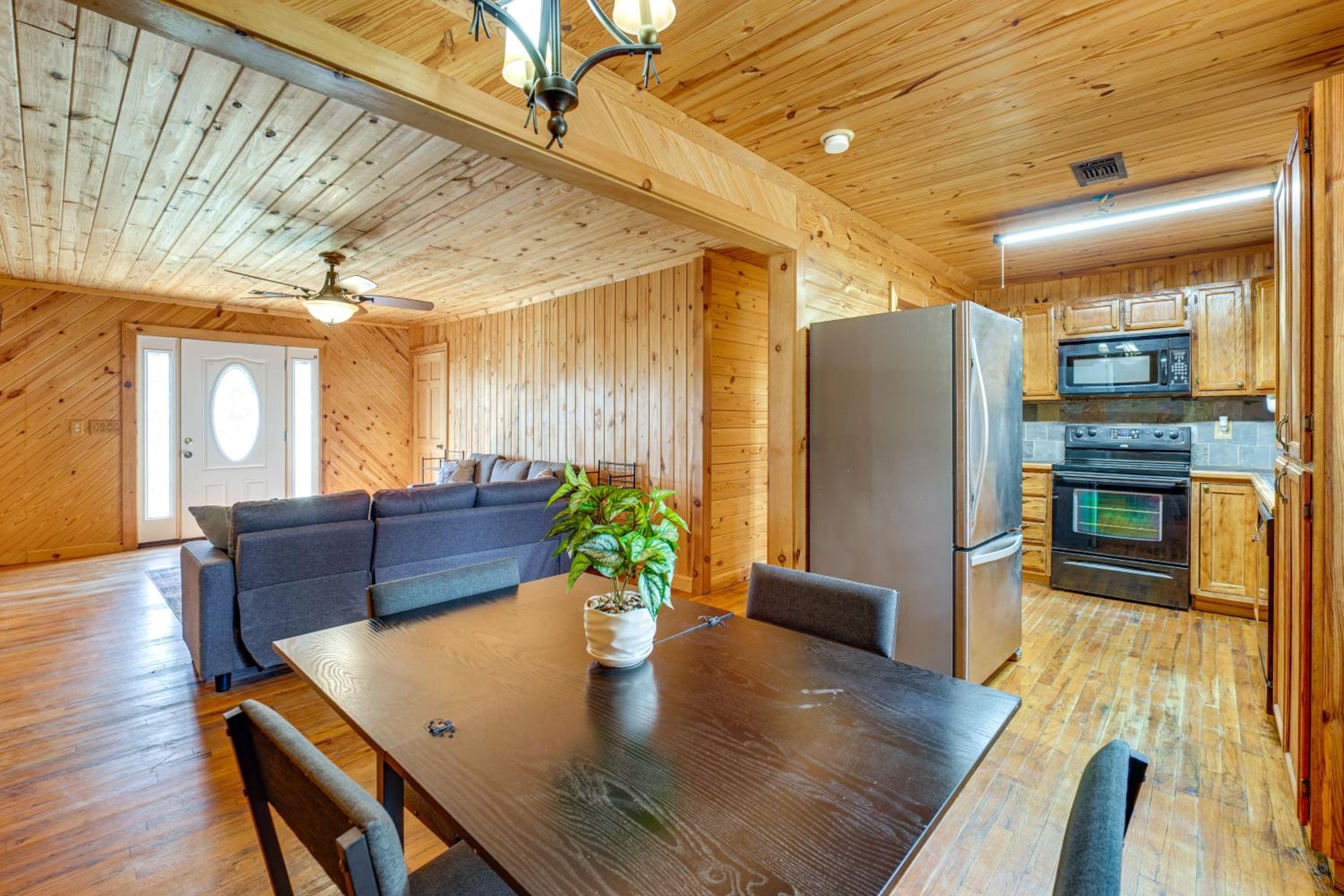 6 Mi to Main St Poplarville Cabin with Pasture View