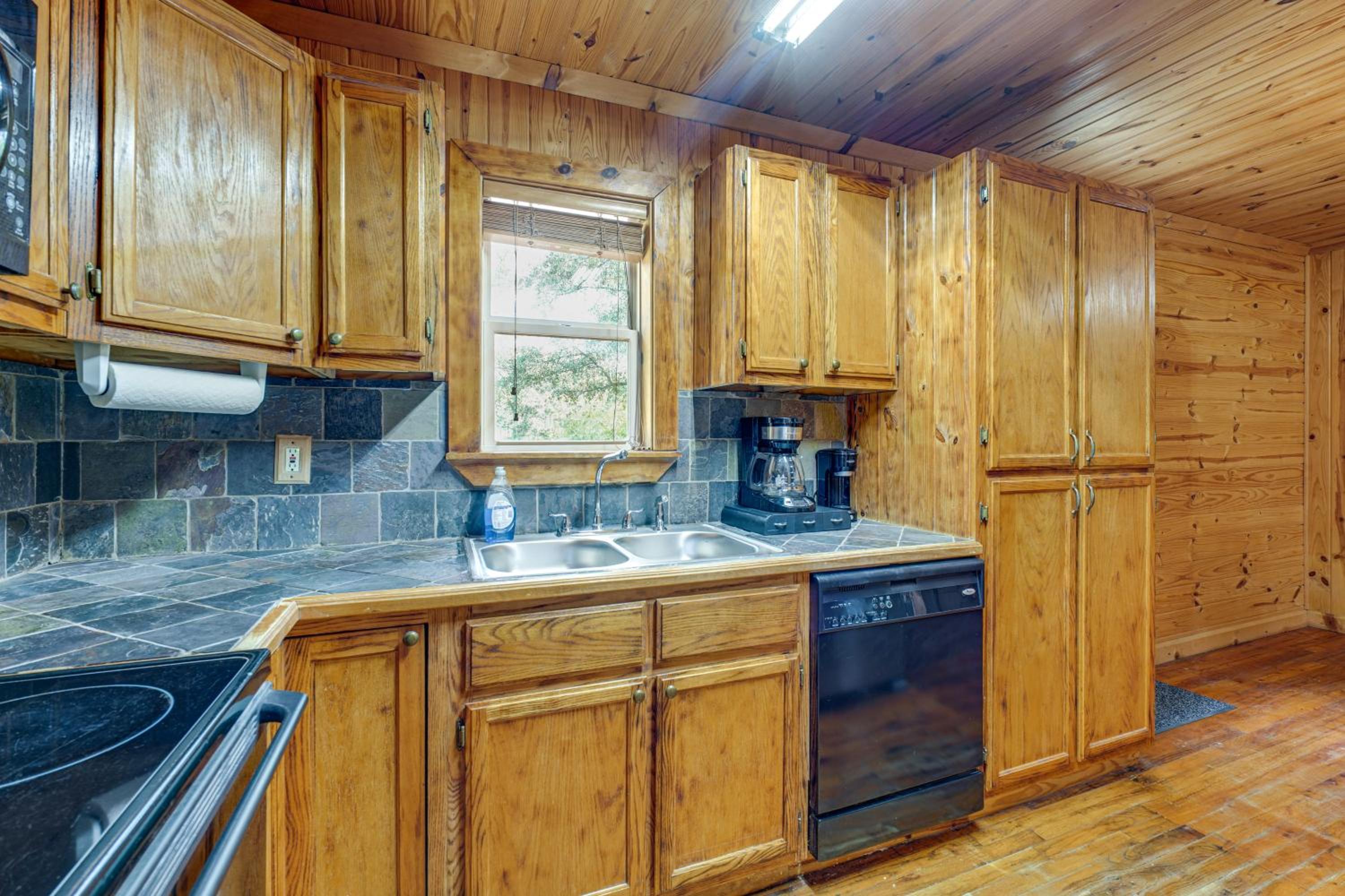 6 Mi to Main St Poplarville Cabin with Pasture View