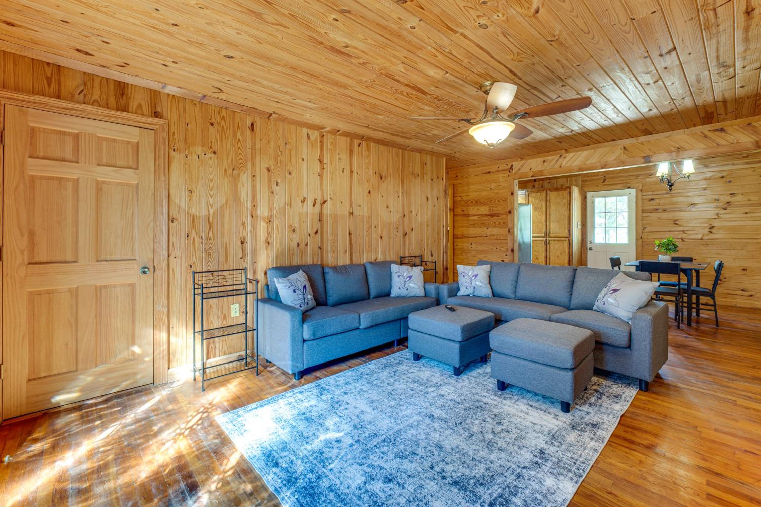 6 Mi to Main St Poplarville Cabin with Pasture View