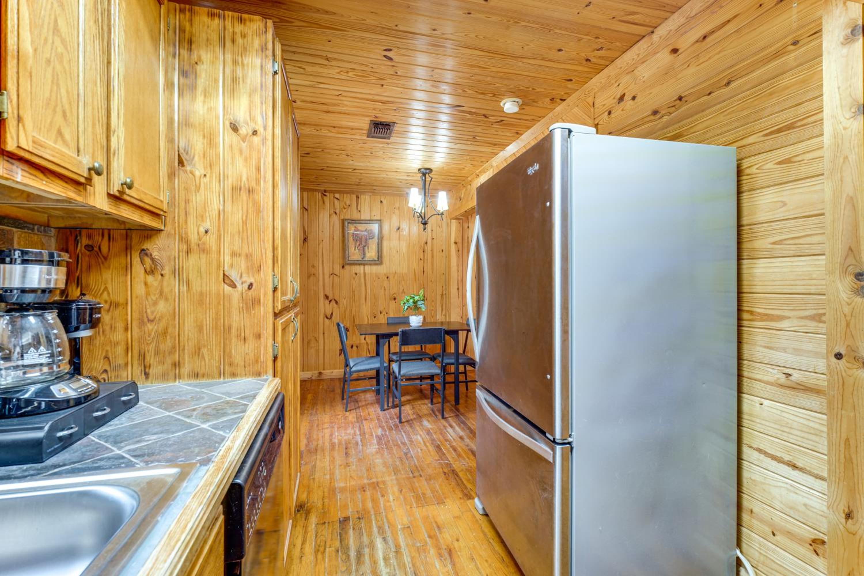 6 Mi to Main St Poplarville Cabin with Pasture View
