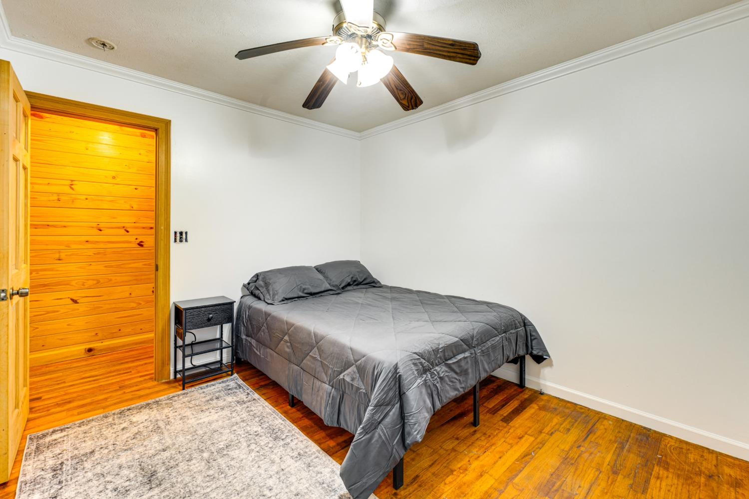 6 Mi to Main St Poplarville Cabin with Pasture View