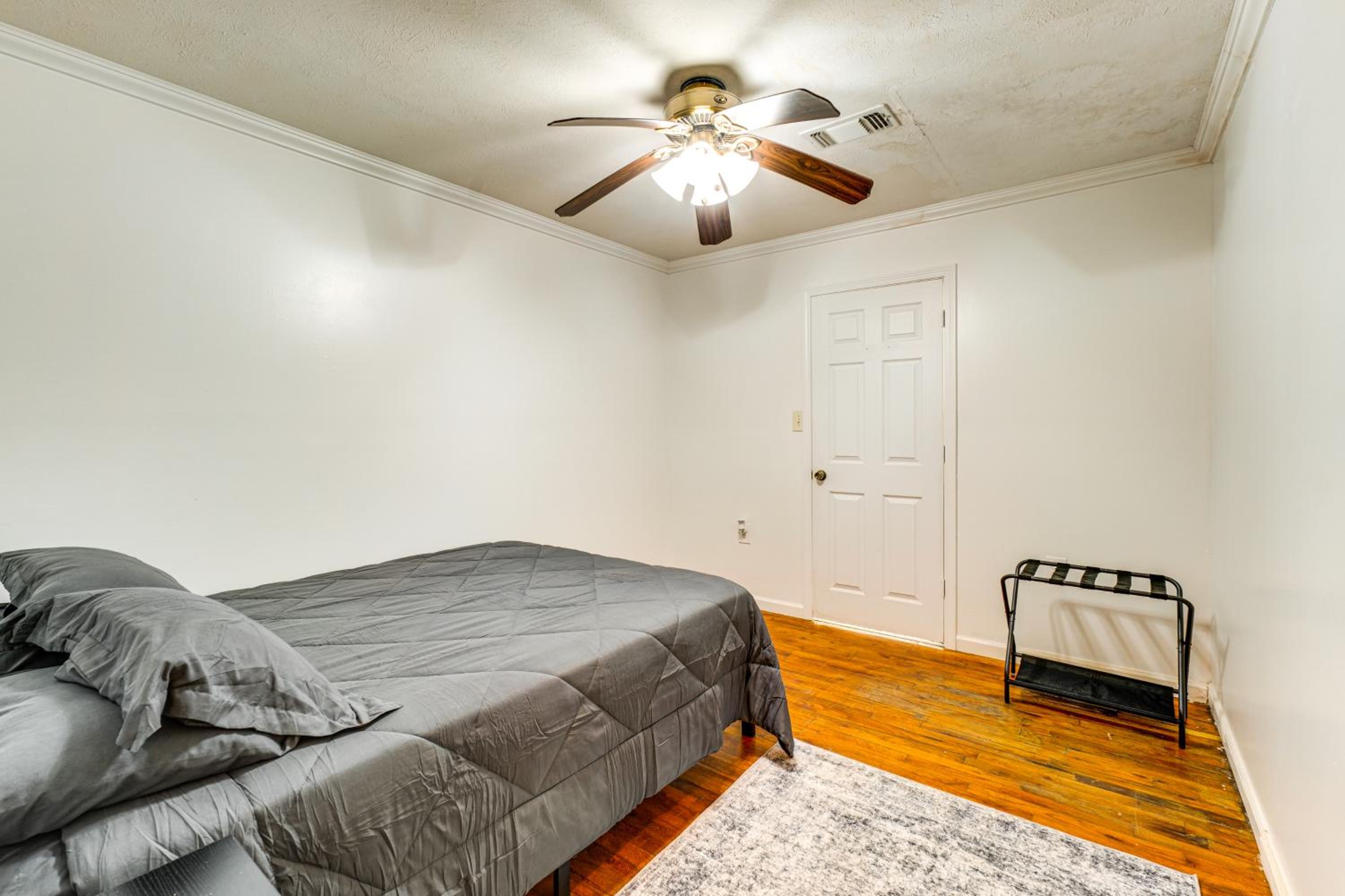 6 Mi to Main St Poplarville Cabin with Pasture View