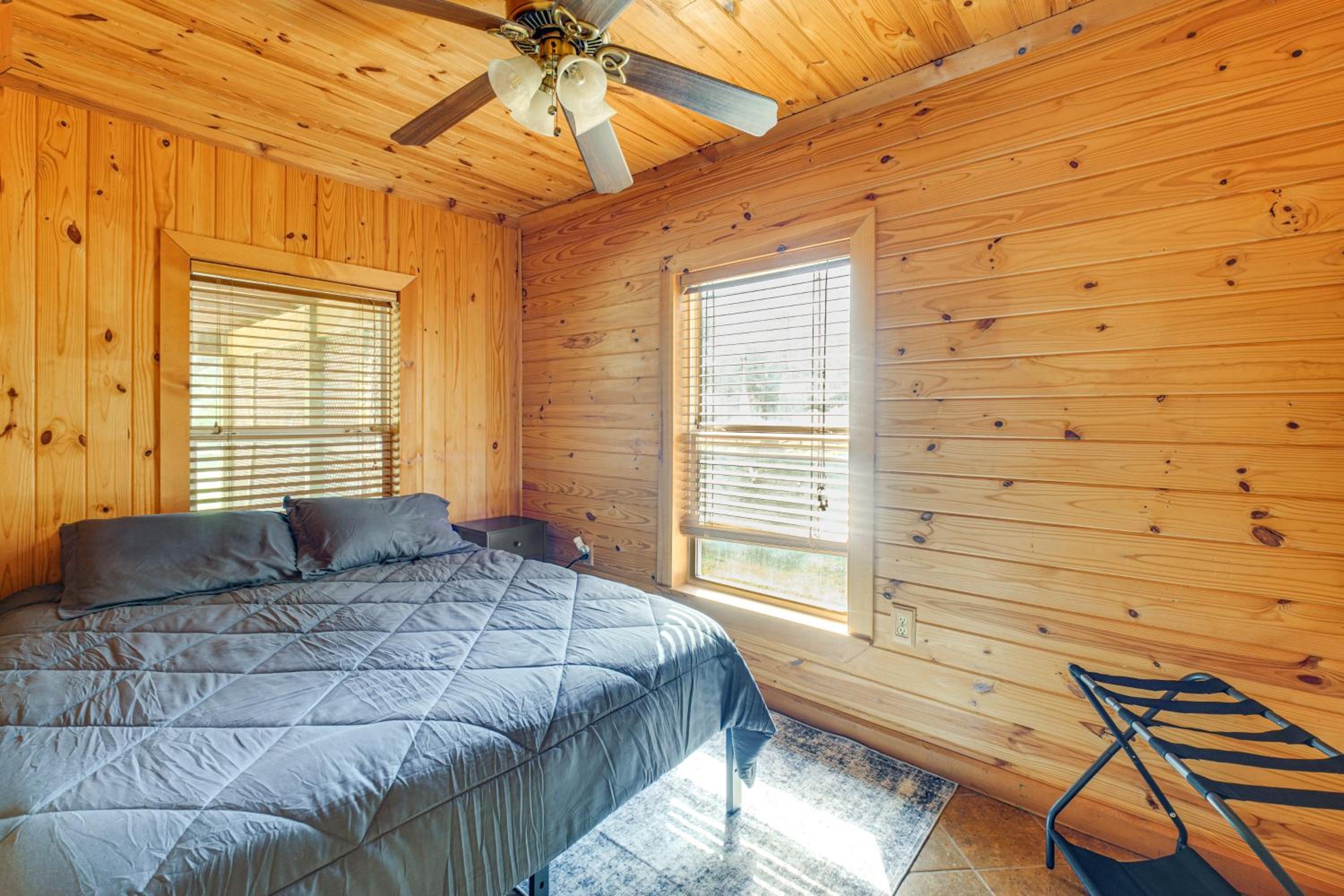 6 Mi to Main St Poplarville Cabin with Pasture View