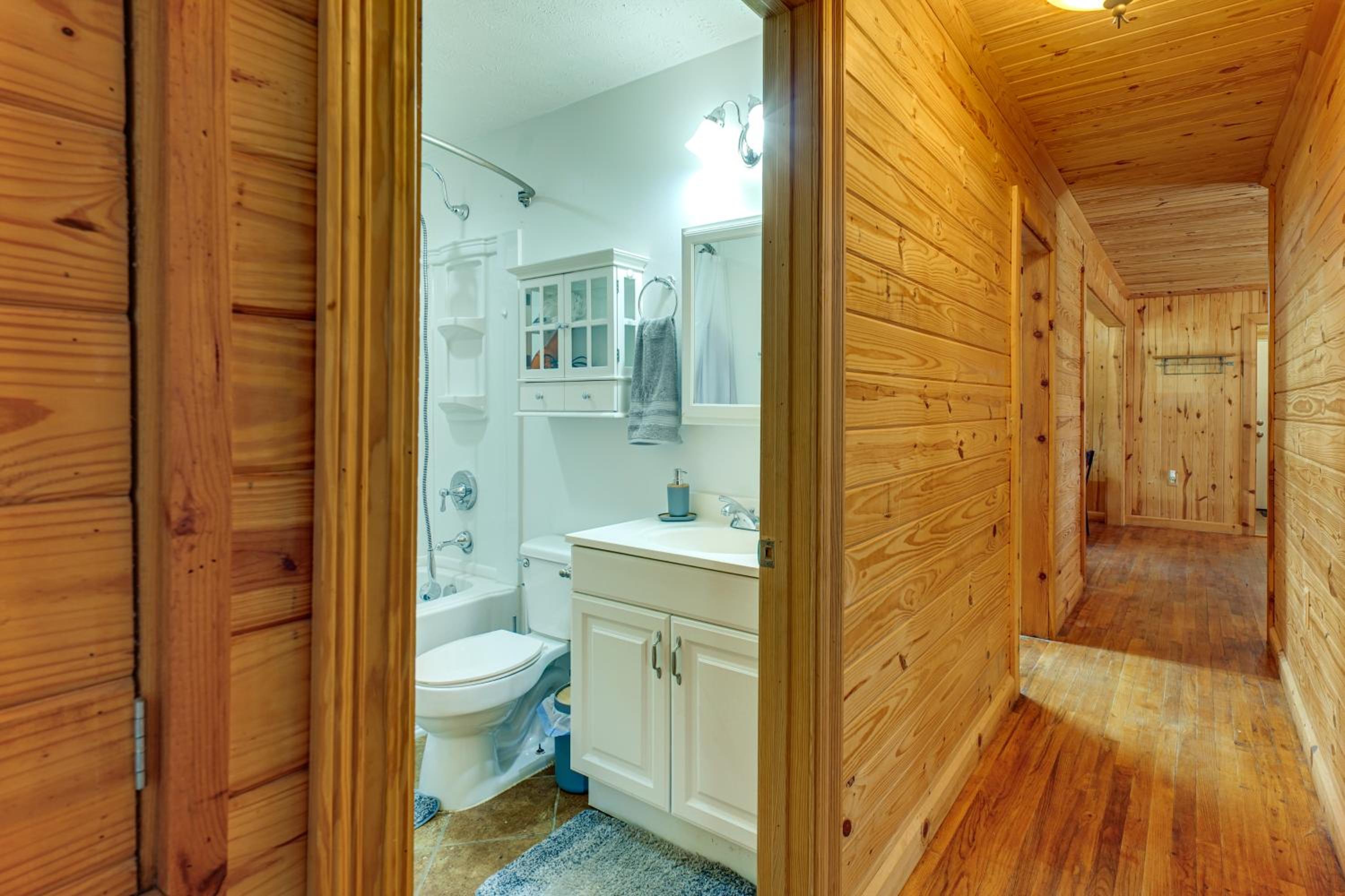 6 Mi to Main St Poplarville Cabin with Pasture View