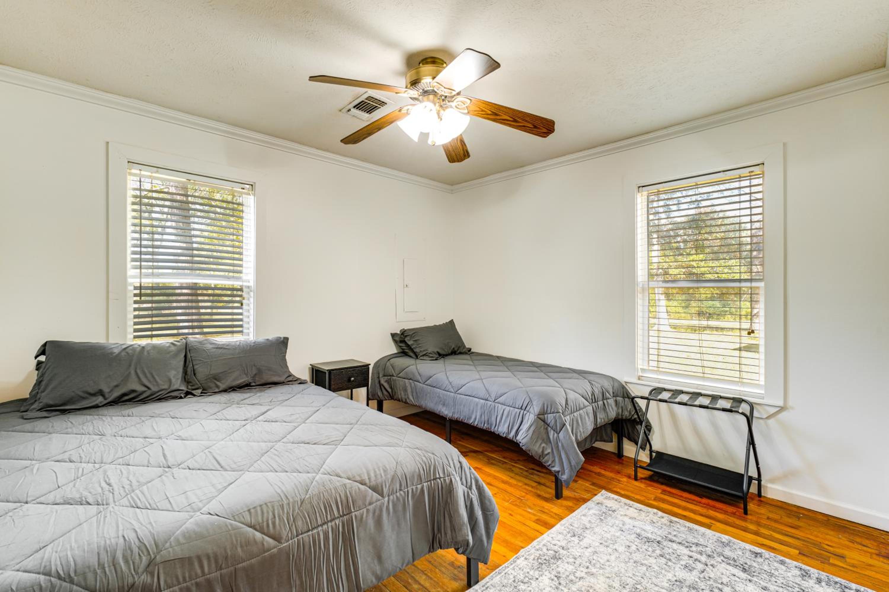 6 Mi to Main St Poplarville Cabin with Pasture View