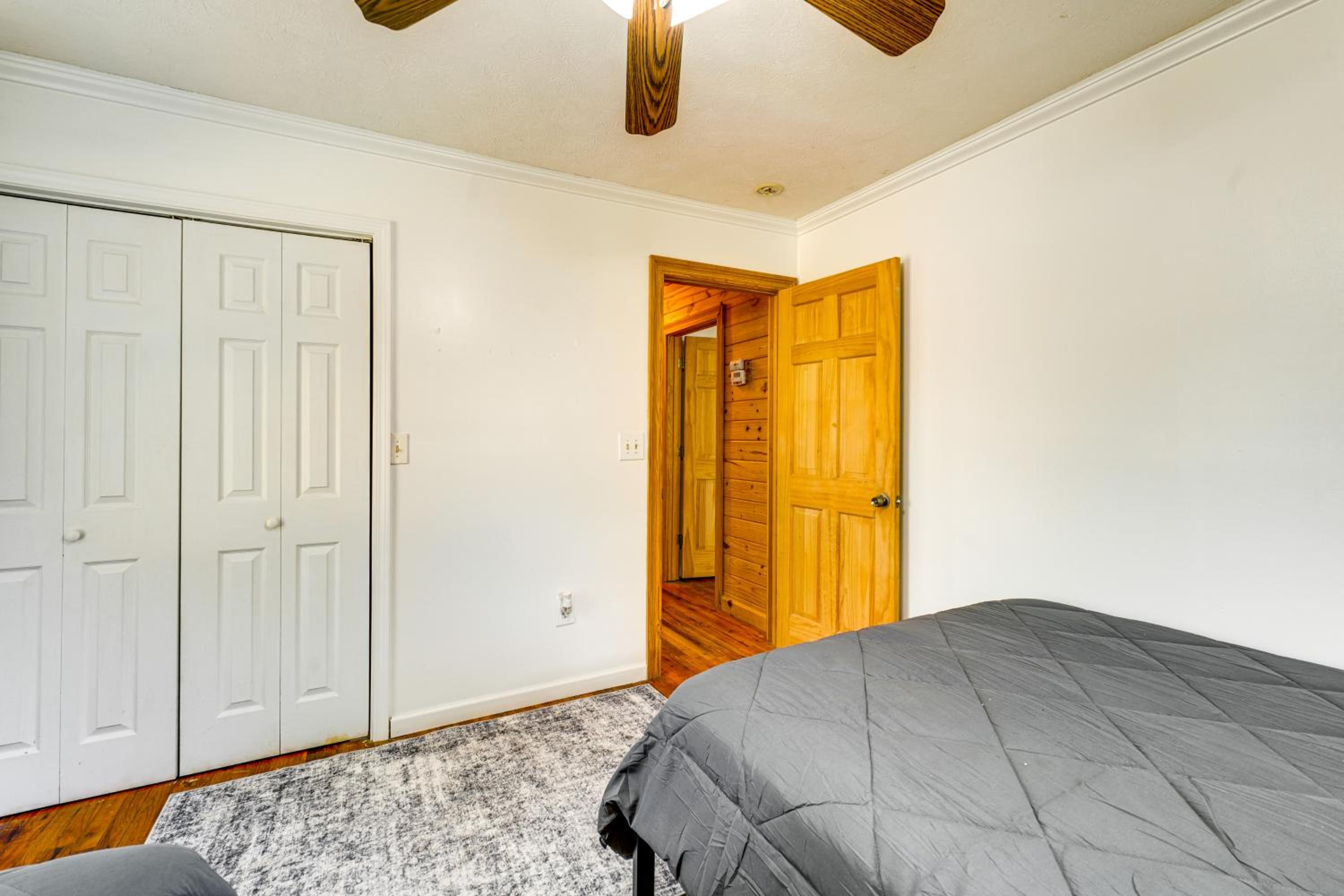 6 Mi to Main St Poplarville Cabin with Pasture View