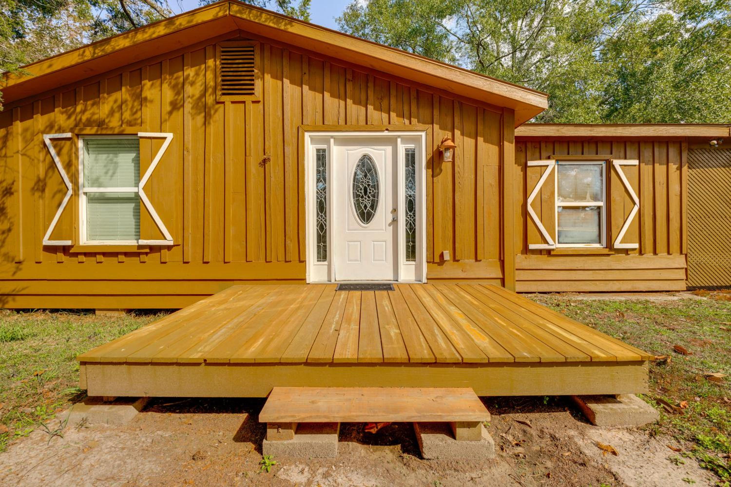 6 Mi to Main St Poplarville Cabin with Pasture View