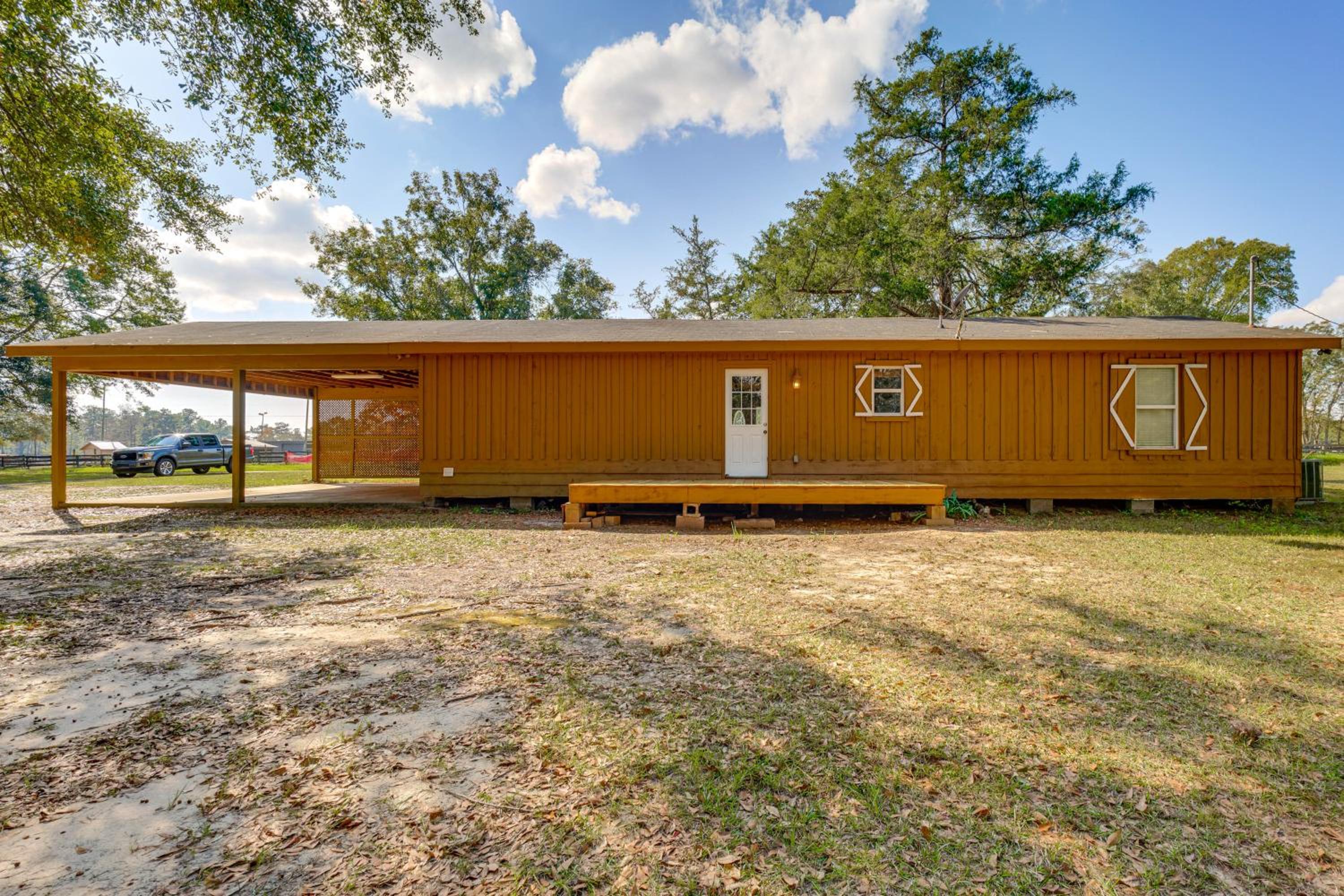 6 Mi to Main St Poplarville Cabin with Pasture View