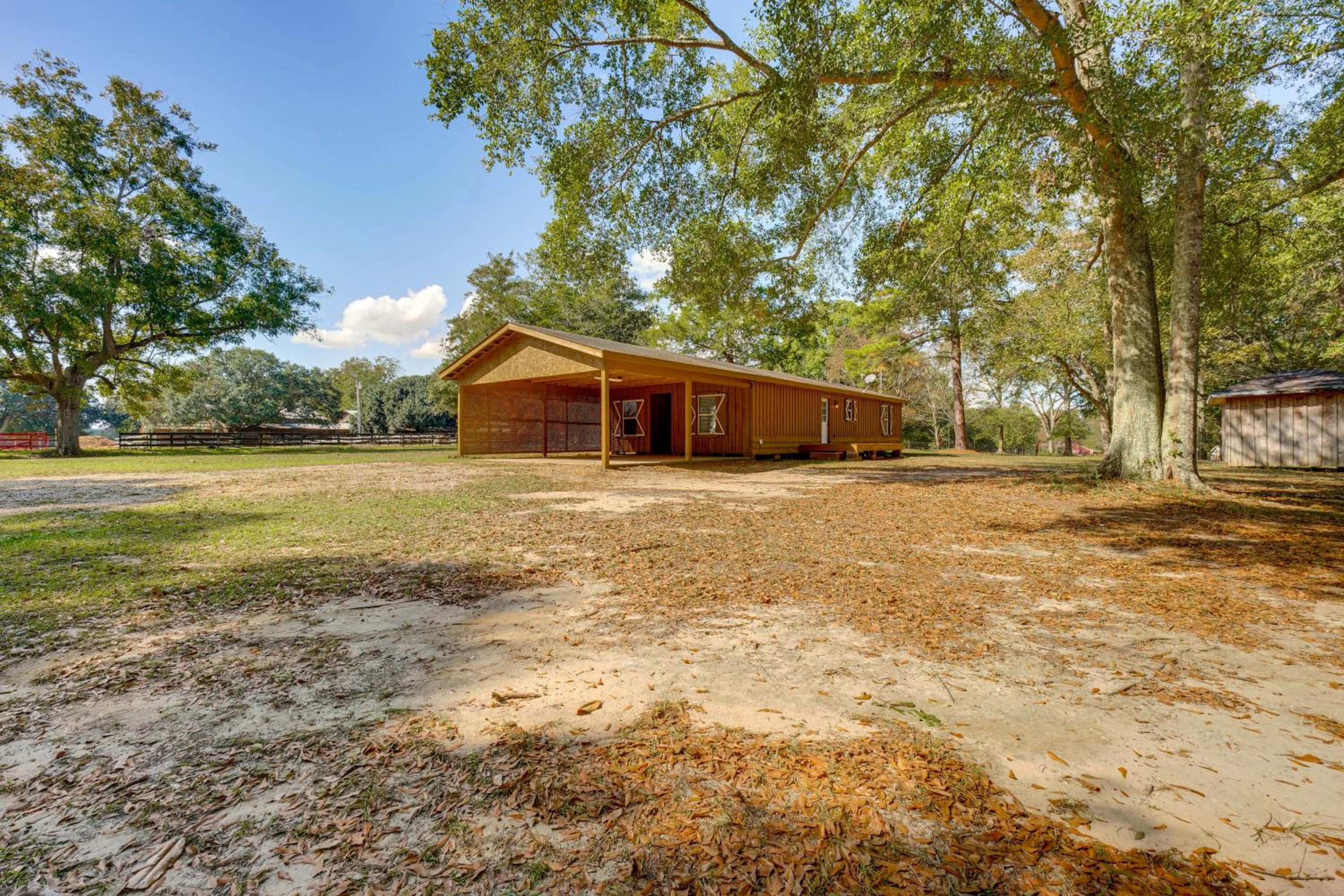 6 Mi to Main St Poplarville Cabin with Pasture View