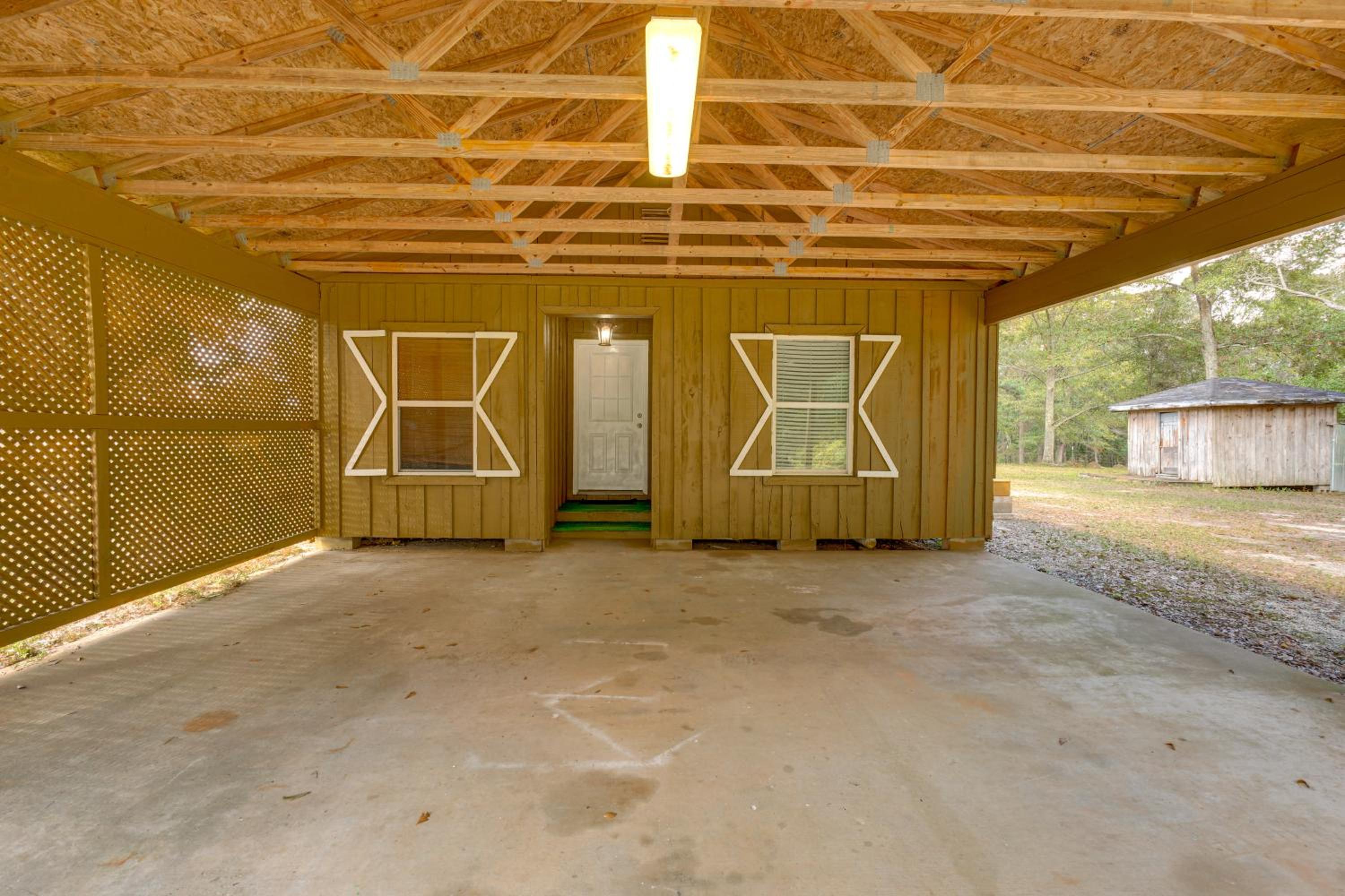 6 Mi to Main St Poplarville Cabin with Pasture View