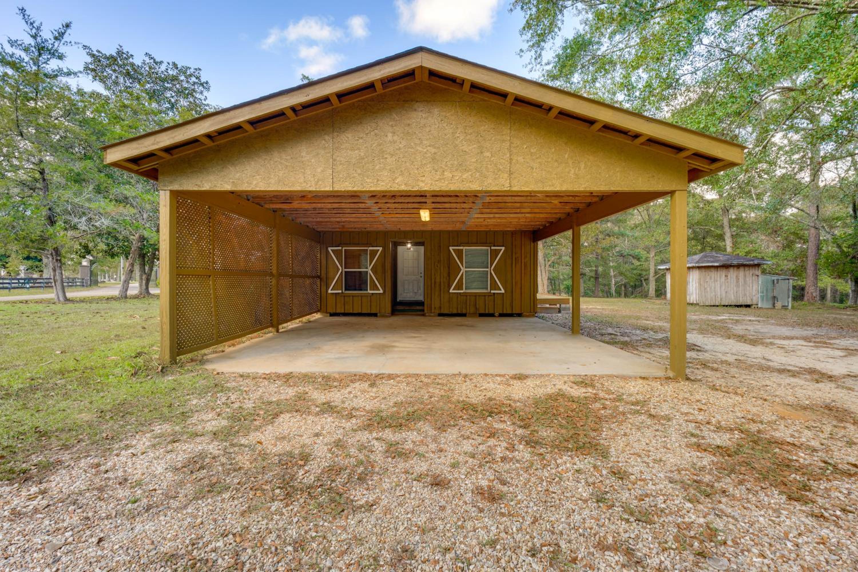 6 Mi to Main St Poplarville Cabin with Pasture View