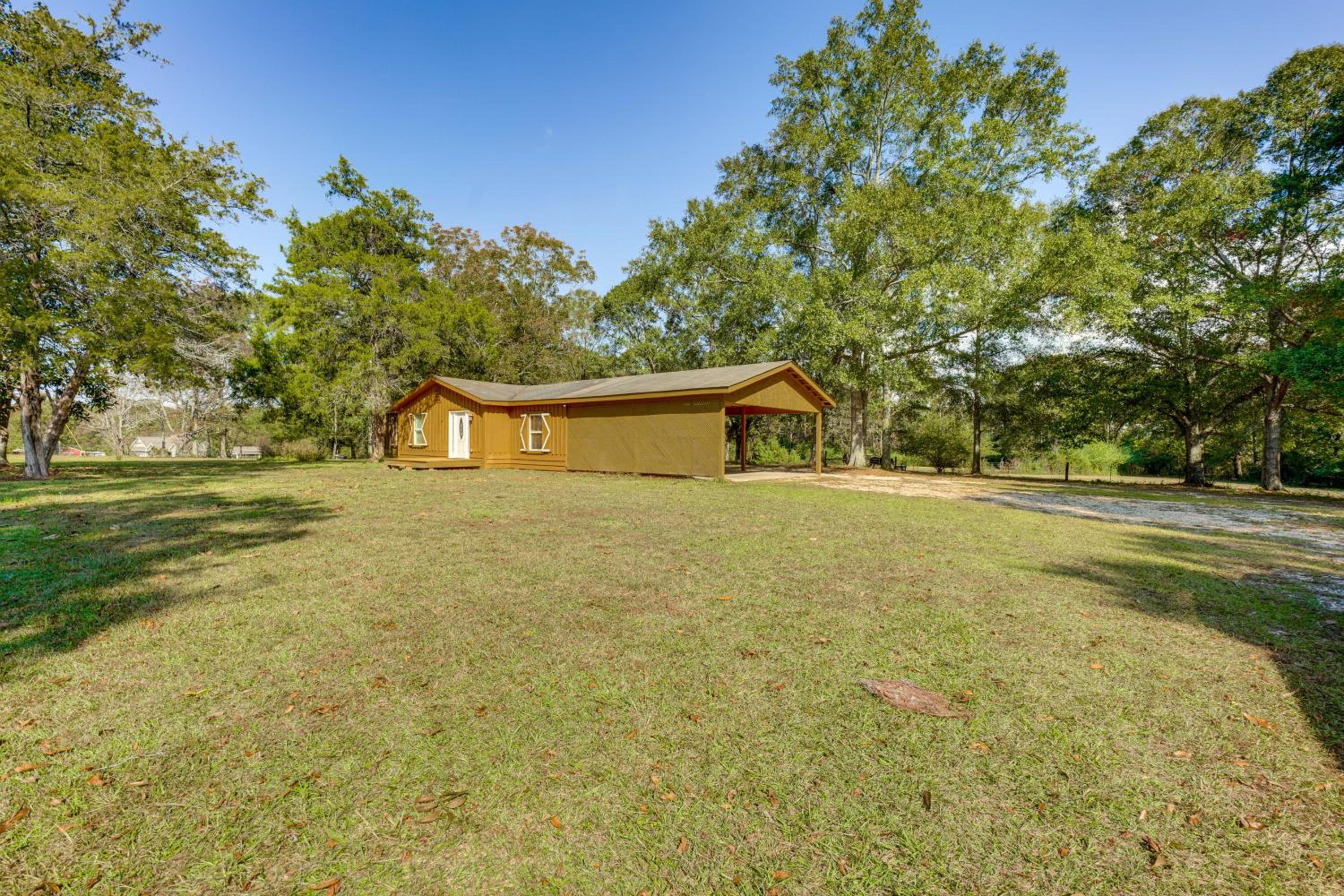 6 Mi to Main St Poplarville Cabin with Pasture View