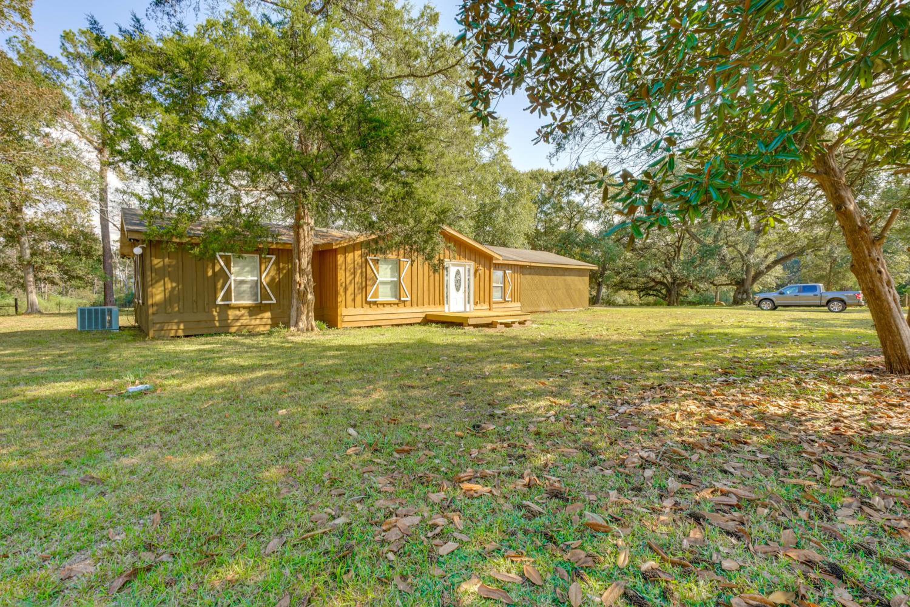 6 Mi to Main St Poplarville Cabin with Pasture View