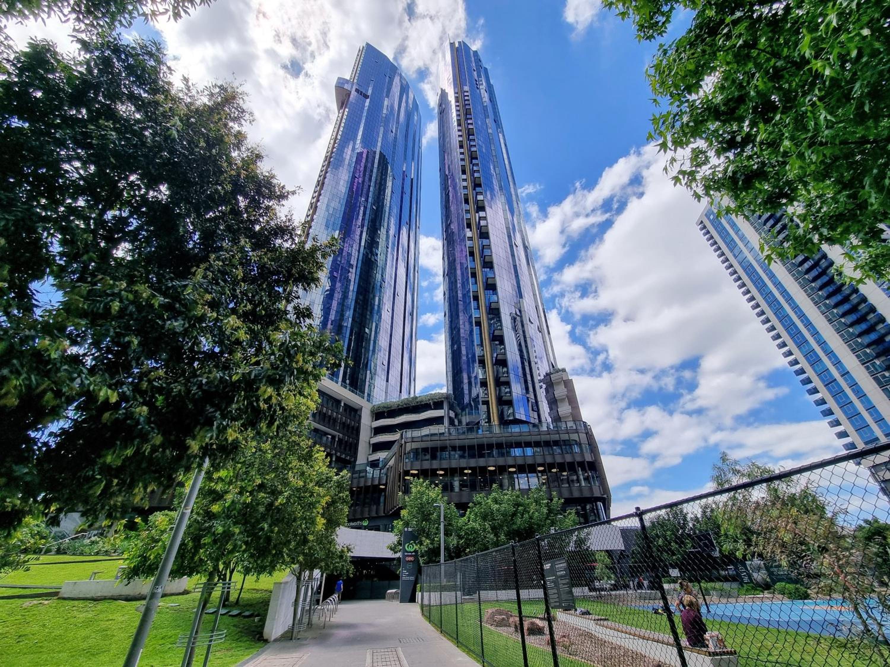 3BR Southbank Executive Apartment, Free Parking, Bay Views, Walk to Crown