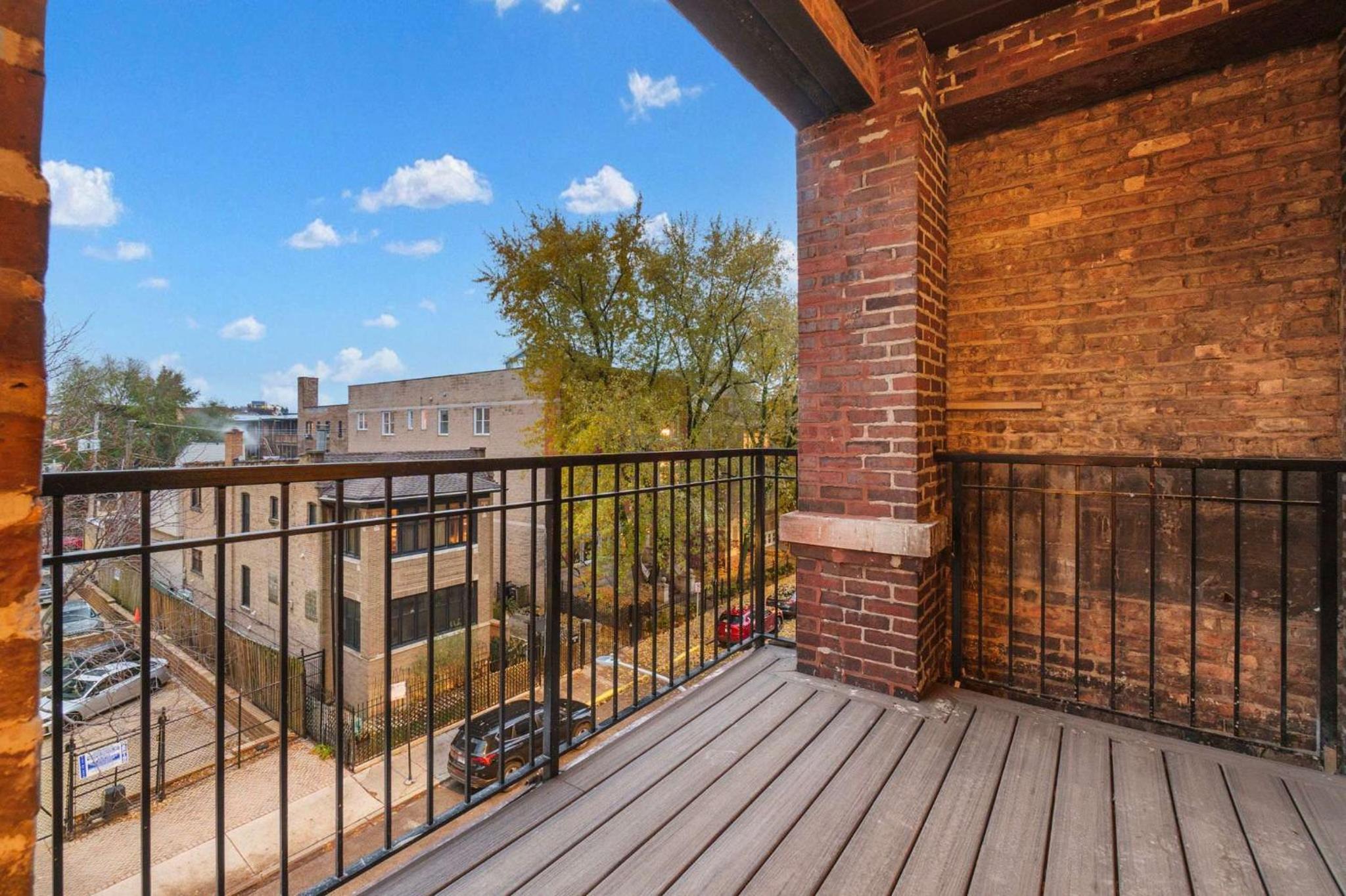 Stay in Wrigley Close to the Field Lake & Food
