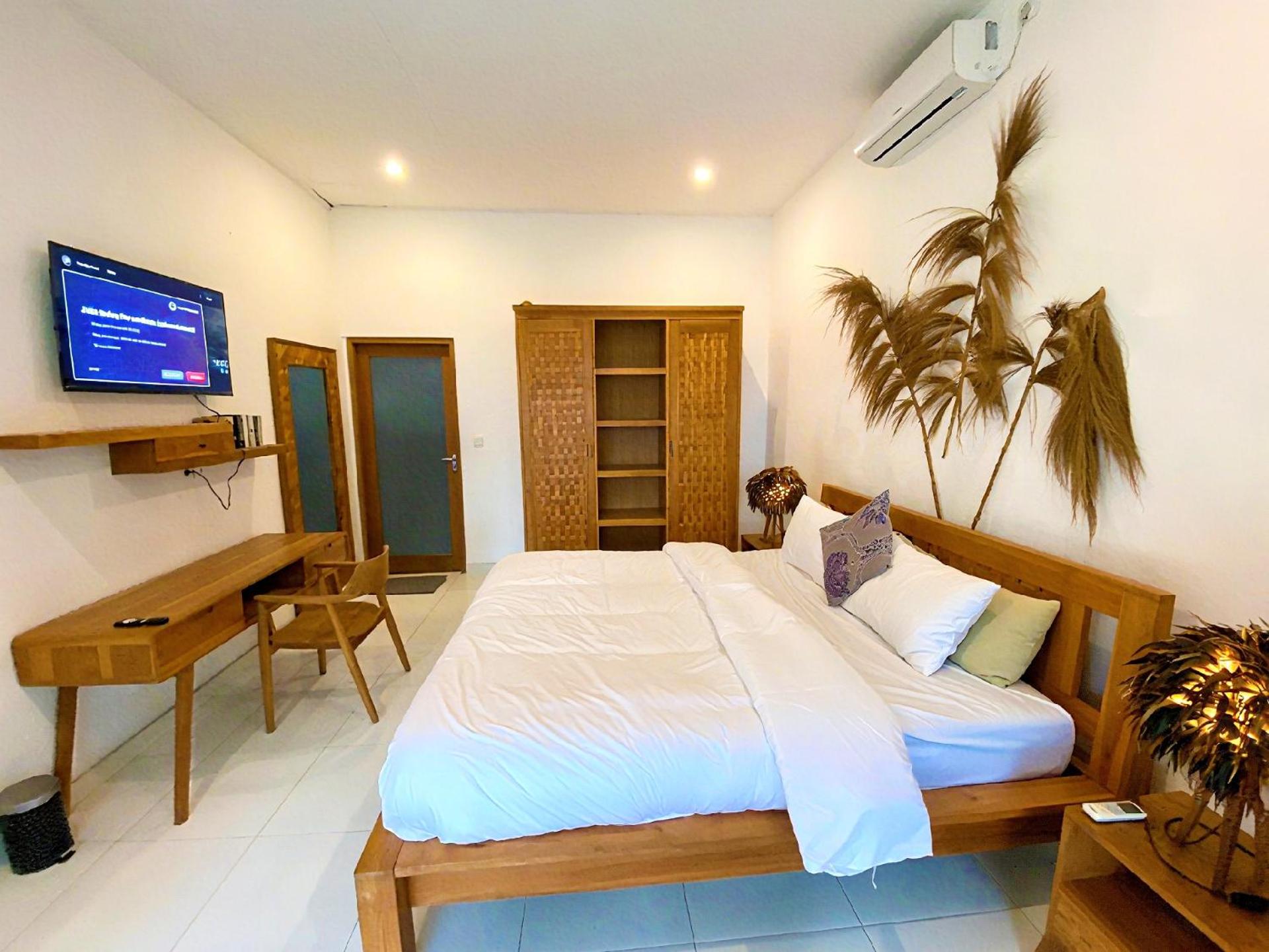 VILLA 2 Bedroom Spacious Outdoor Private Tropical Lush Garden & Pool in Canggu Bali Calm Area