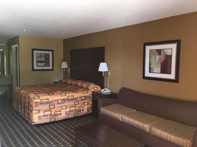 Longview Vacations - Executive Inn and Suites Longview - Property Image 4