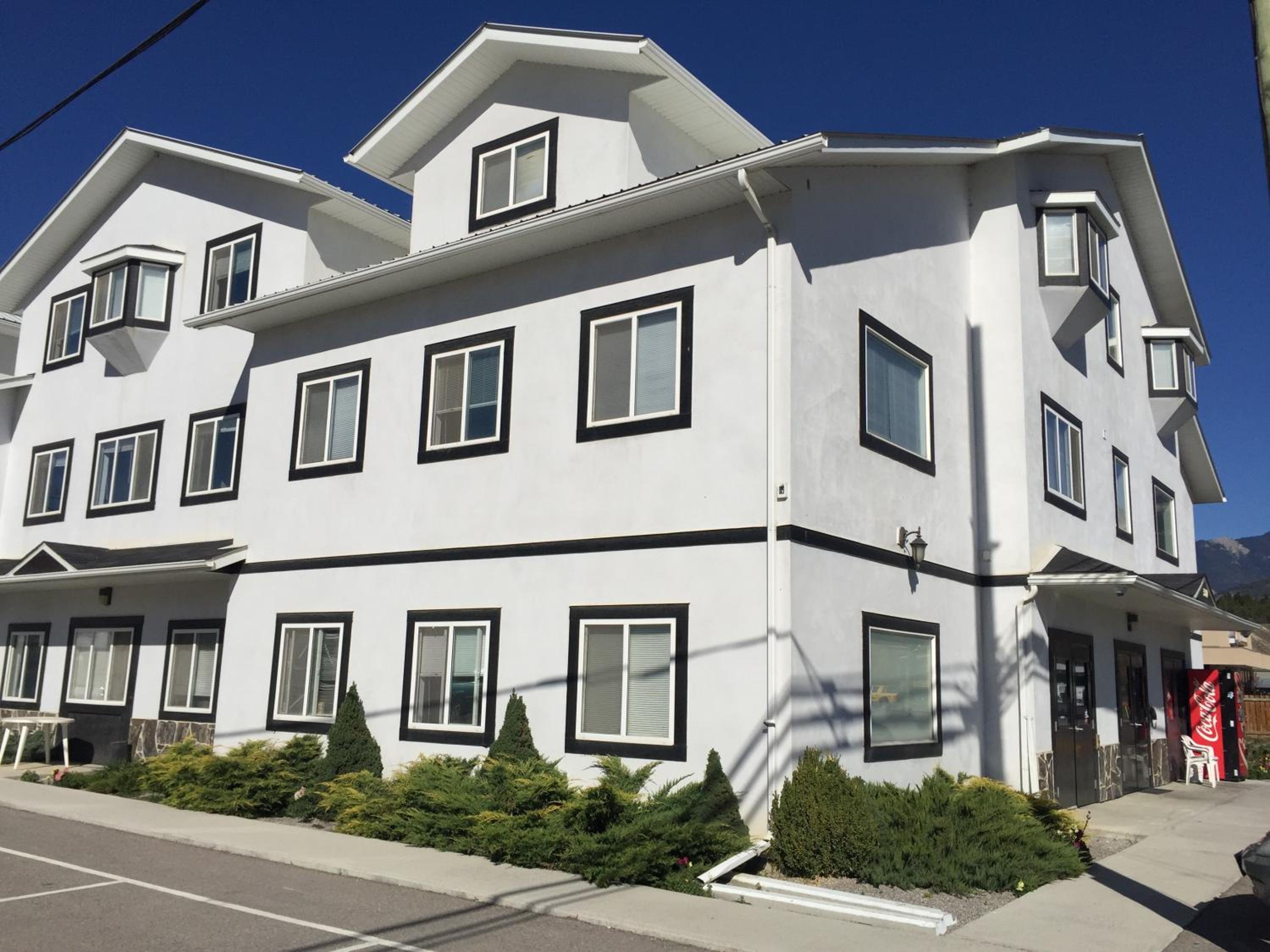 Hotel Invermere Hostel - Image 1