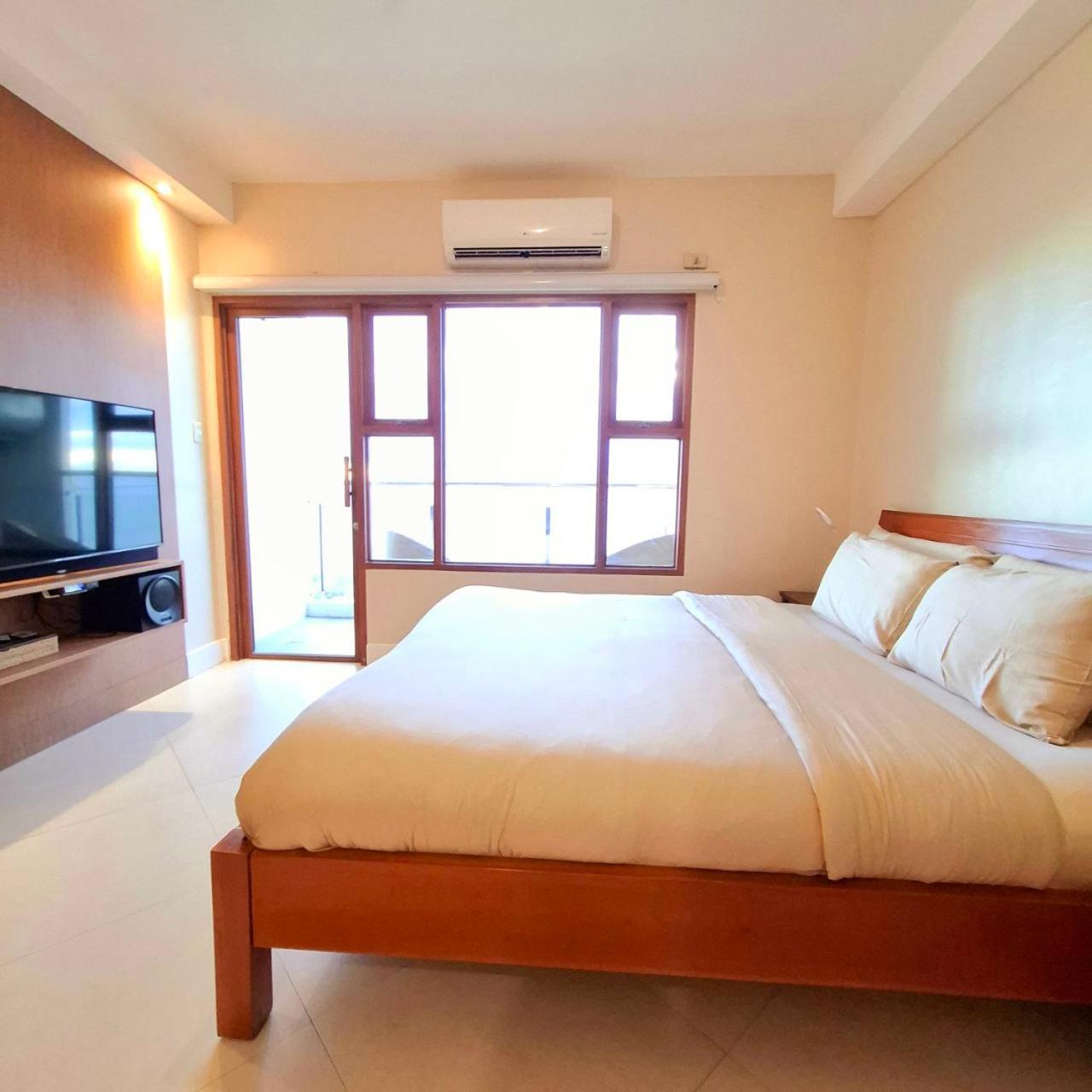 STAYLUXIA BOUTIQUE HOTEL MANILABAYVIEW - 1-5 BR Luxury and Superior Condos with, Balcony, Pool, Netflix & Gym- Housekeeping Available -