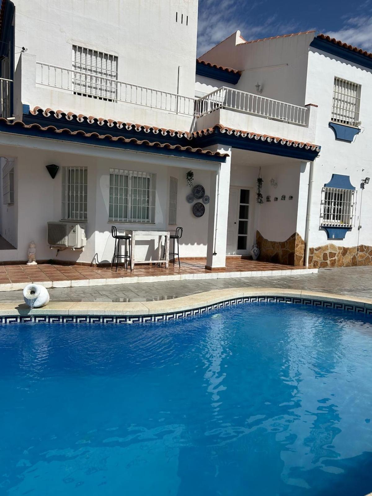 MALAGA,VILLA FAMARA,10 personas,CERCA DE LA PLAYA CON PISCINA,7 CAMAS,CAFE DE CORTESIA GRATIS