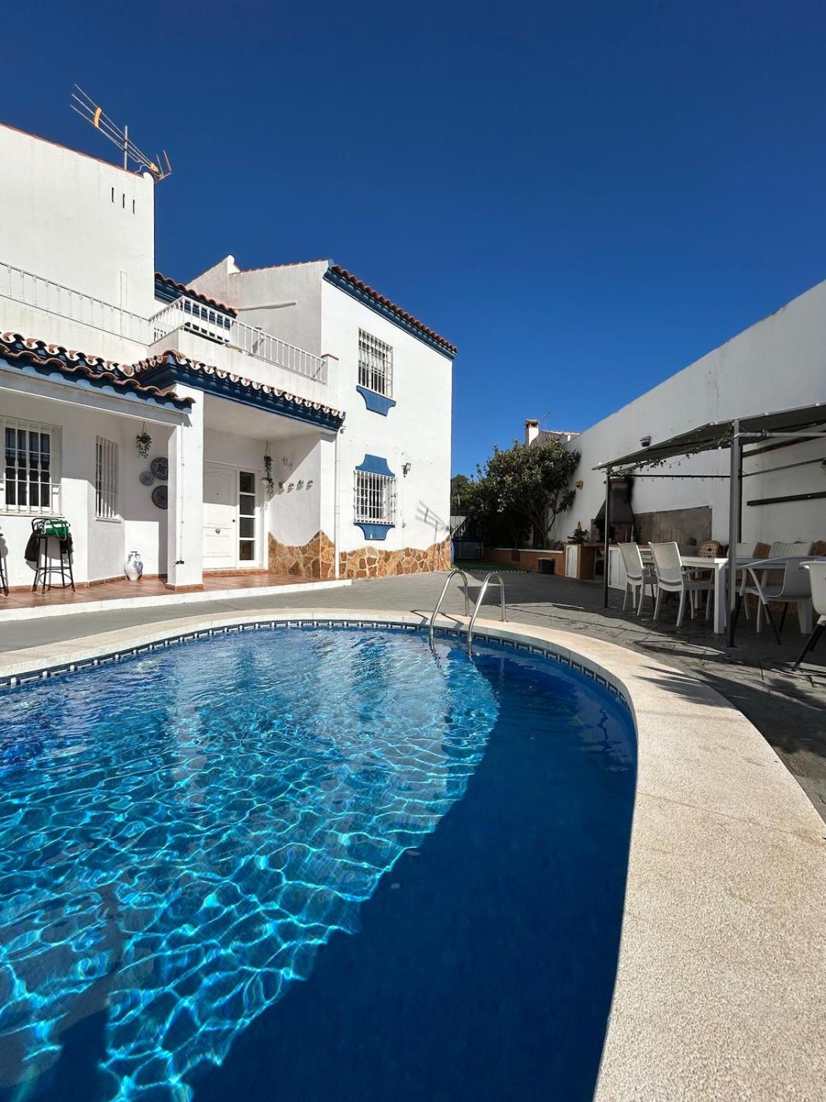 MALAGA,VILLA FAMARA,10 personas,CERCA DE LA PLAYA CON PISCINA,7 CAMAS,CAFE DE CORTESIA GRATIS