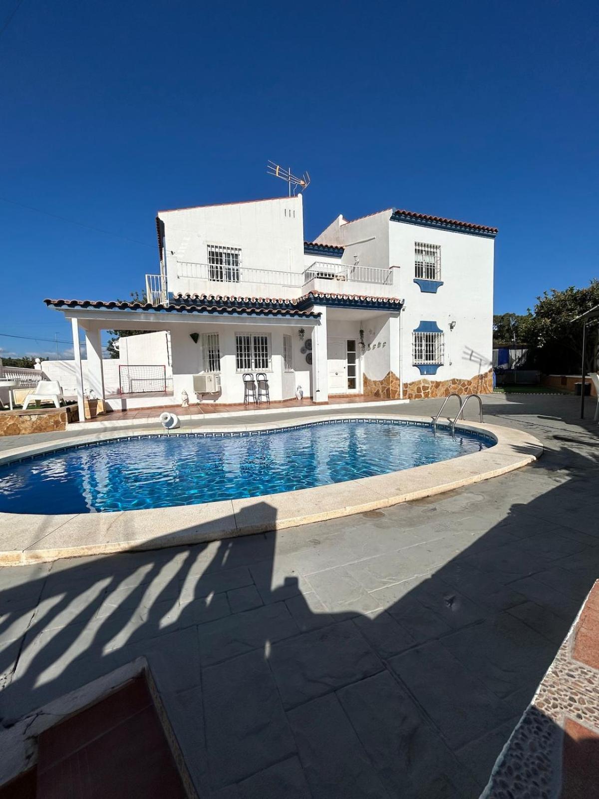 MALAGA,VILLA FAMARA,10 personas,CERCA DE LA PLAYA CON PISCINA,7 CAMAS,CAFE DE CORTESIA GRATIS