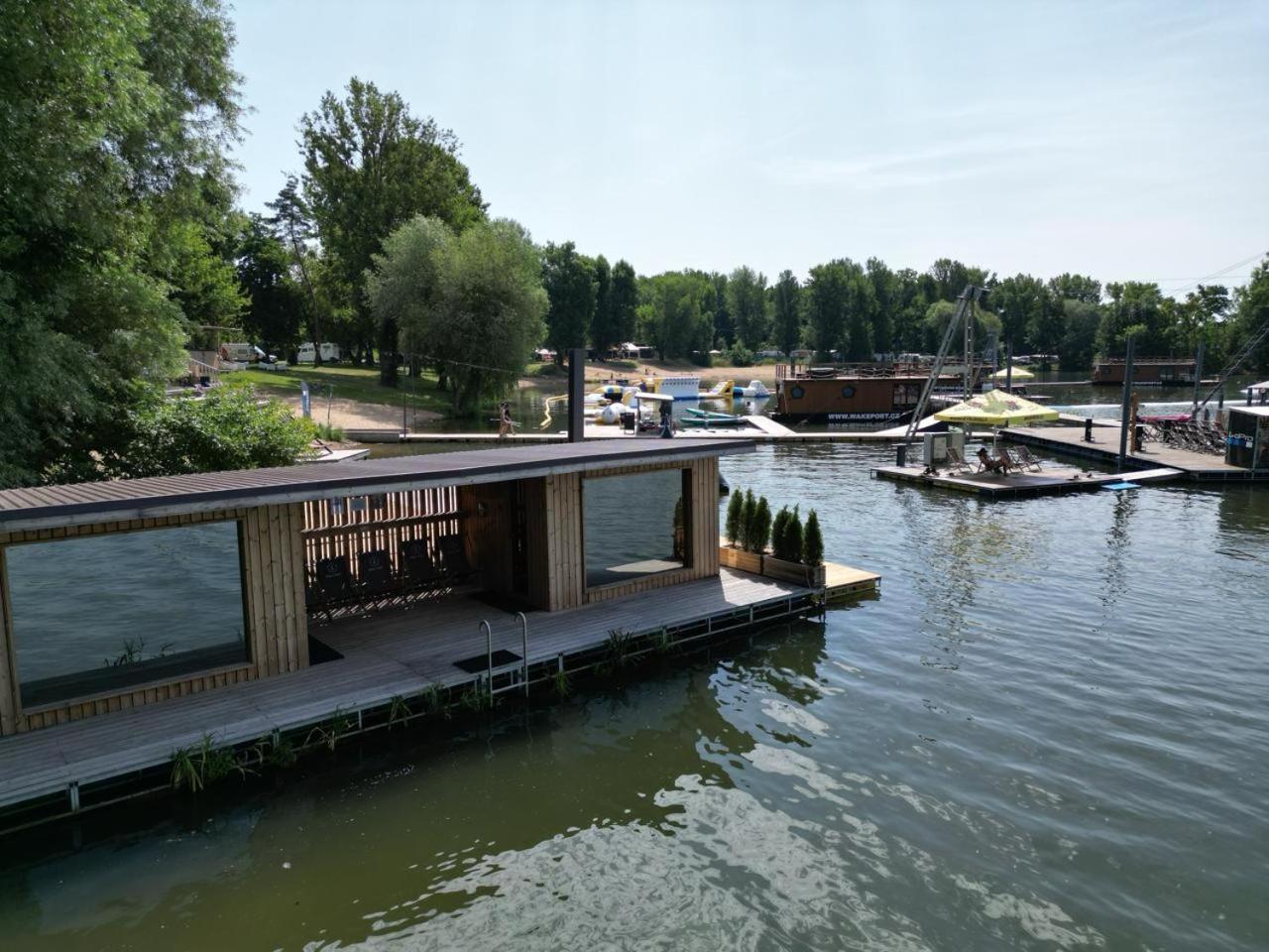 House Boat s výhledem na Wake Port