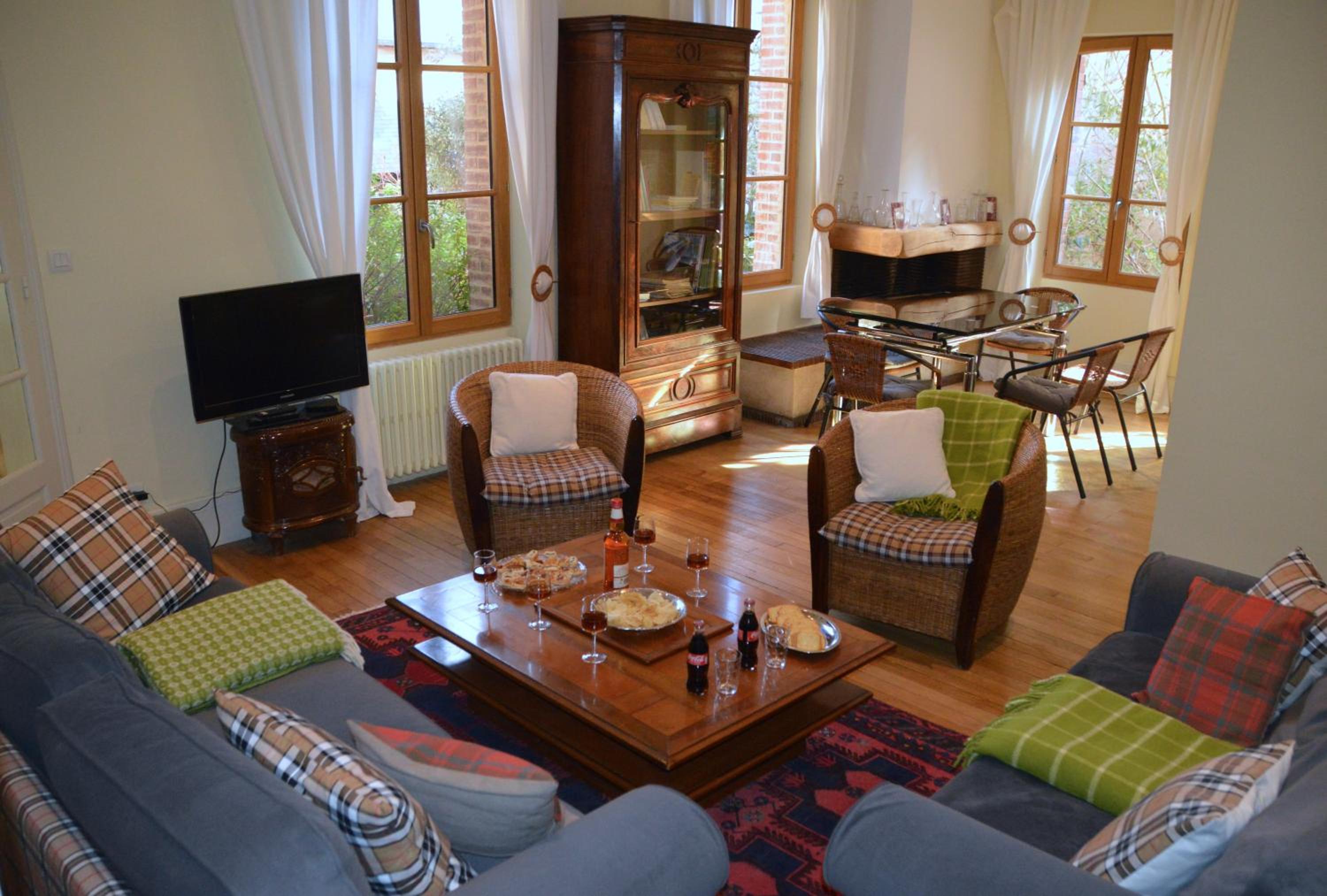 Cottage Mackinley, séjour spacieux et chaleureux, salon de jeux, grande salle à manger, 15 pers, Centre Historique, gare TER
