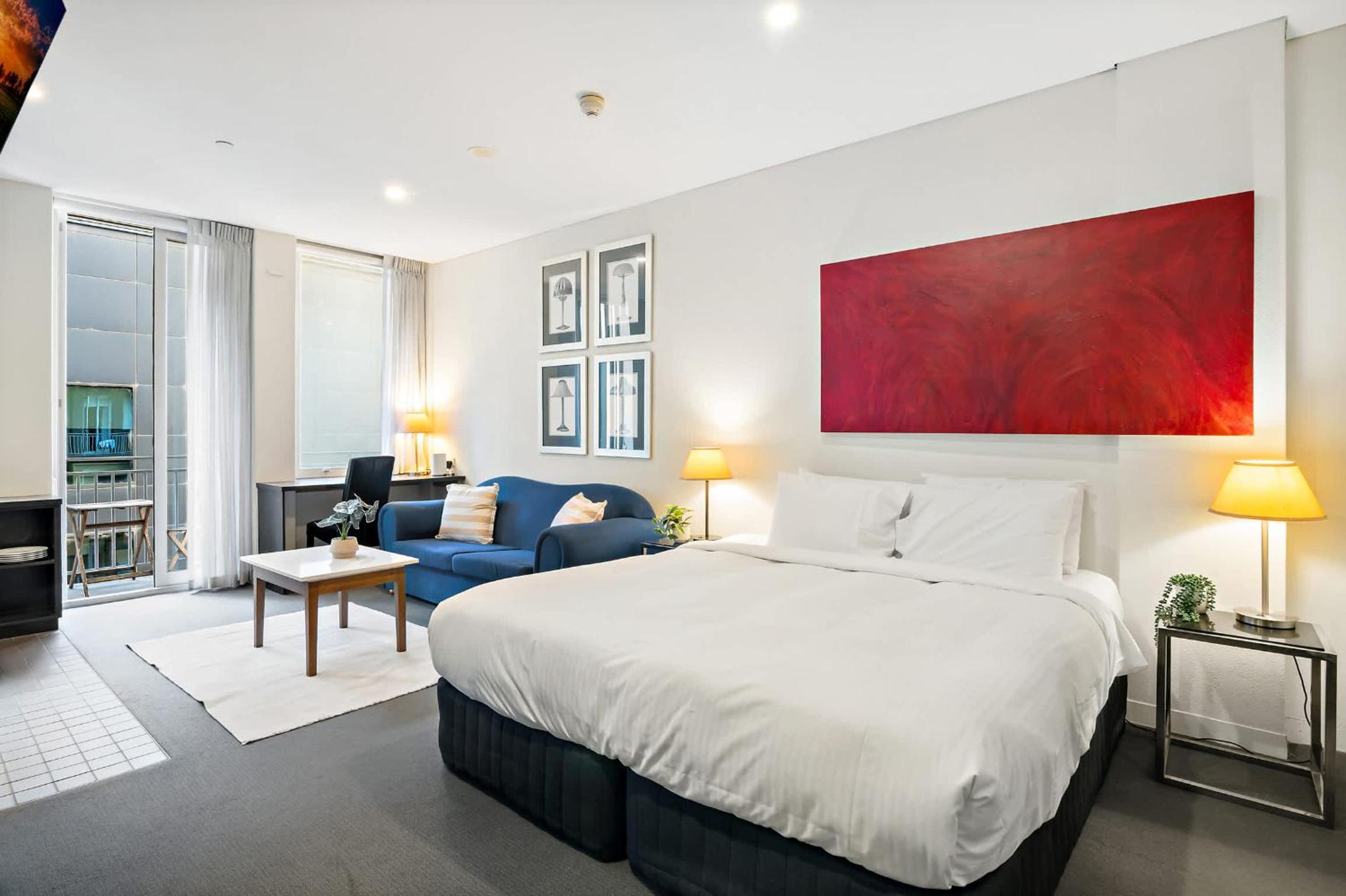 CBD Studio with King Bed & Balcony & Gym & Sauna