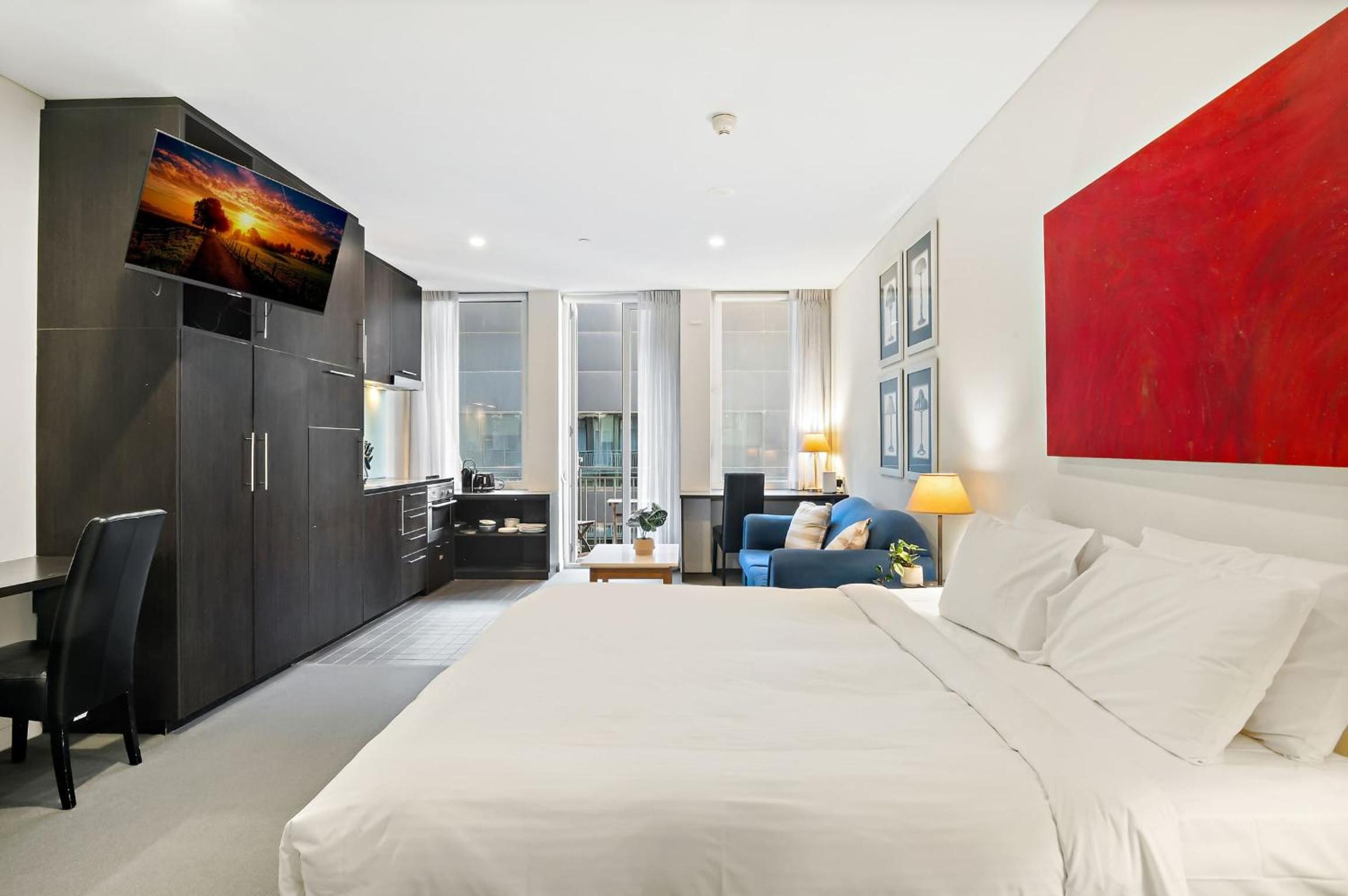 CBD Studio with King Bed & Balcony & Gym & Sauna