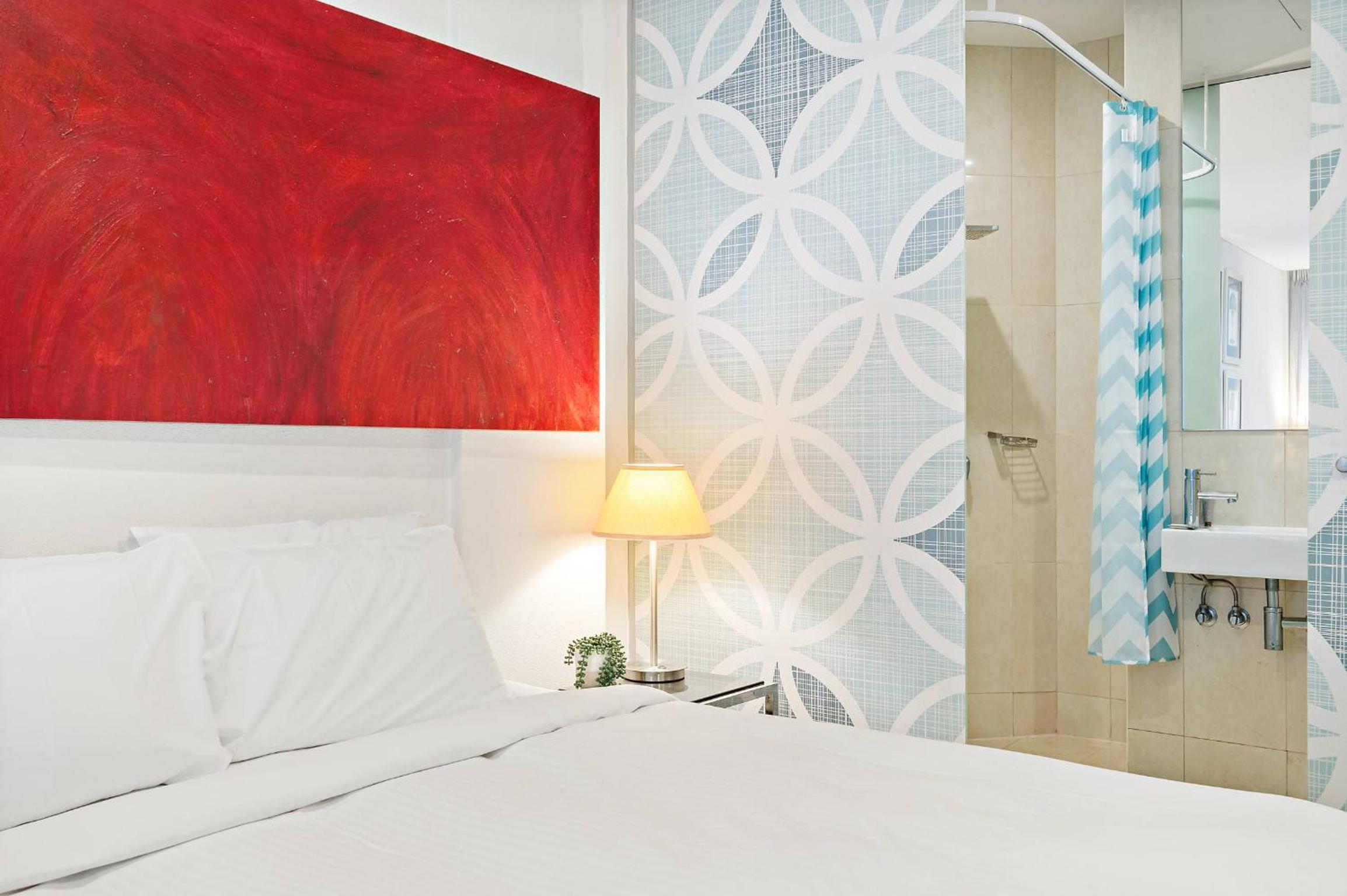 CBD Studio with King Bed & Balcony & Gym & Sauna