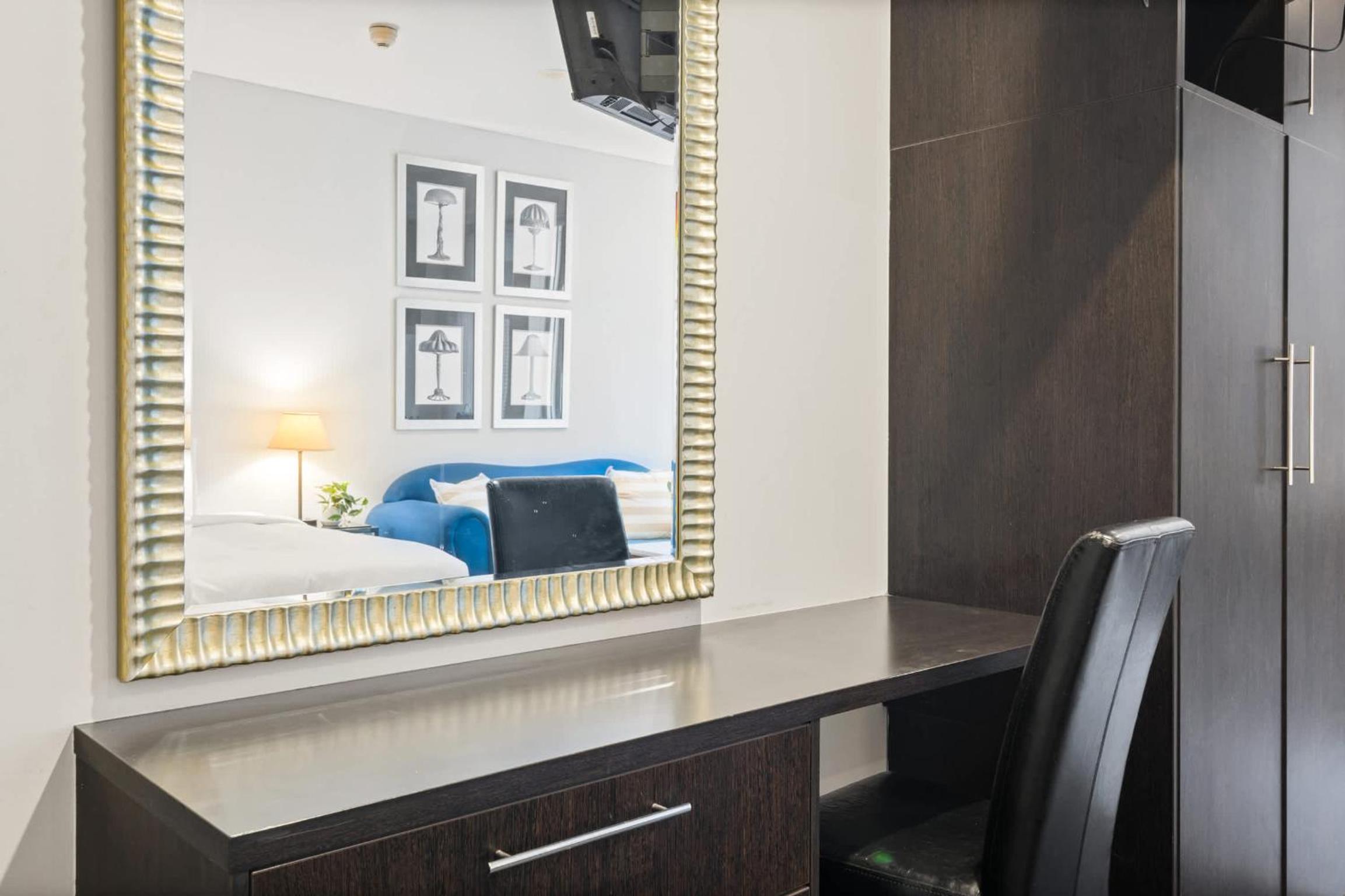 CBD Studio with King Bed & Balcony & Gym & Sauna