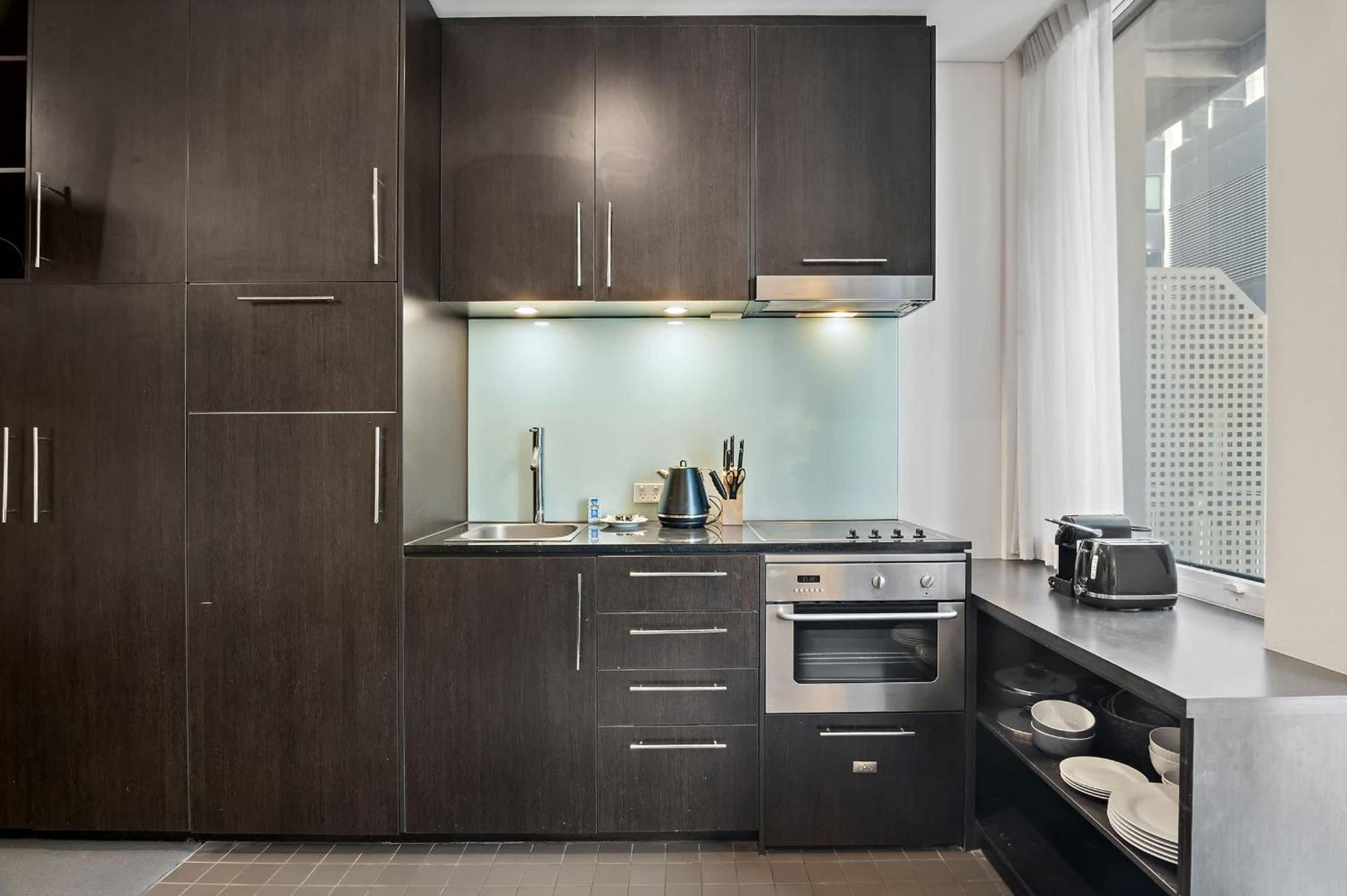CBD Studio with King Bed & Balcony & Gym & Sauna