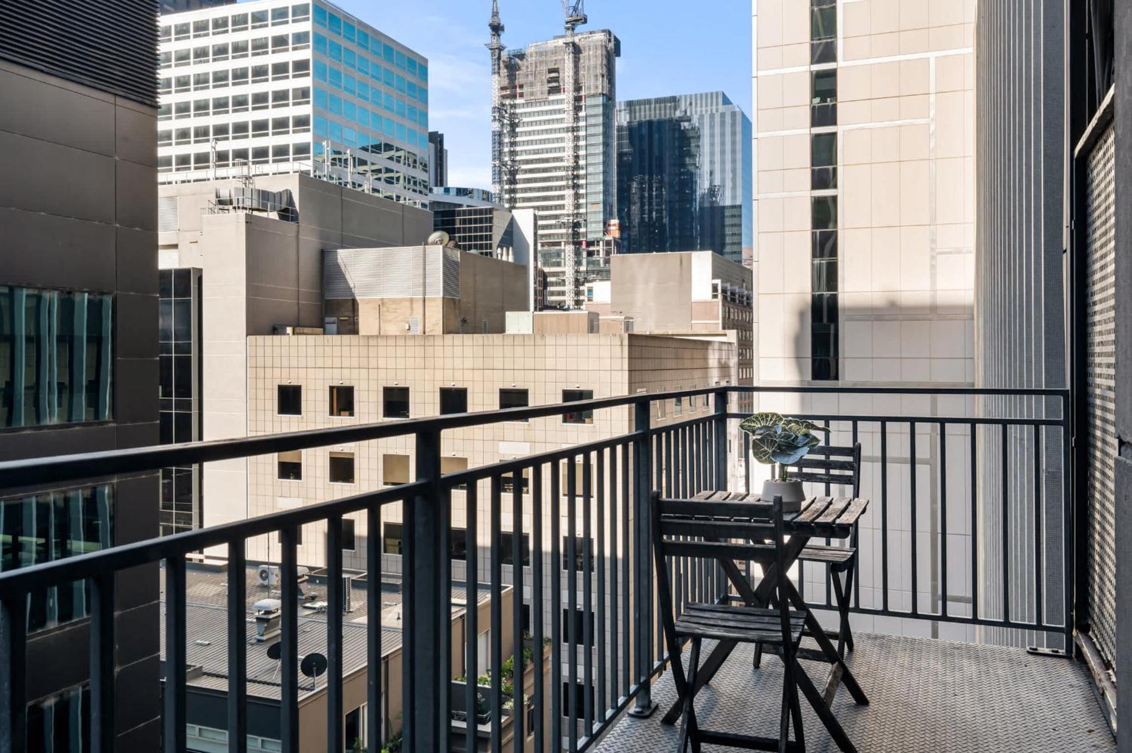 CBD Studio with King Bed & Balcony & Gym & Sauna